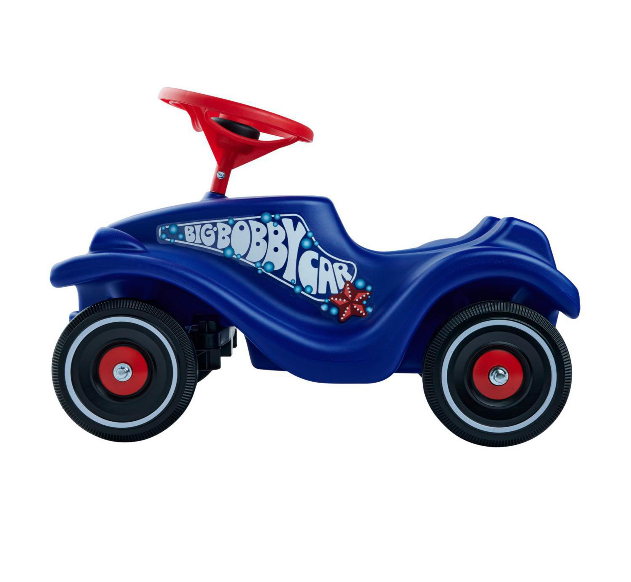 Blauer Bobby Car mit rotem Lenkrad und Stern-Aufkleber.
