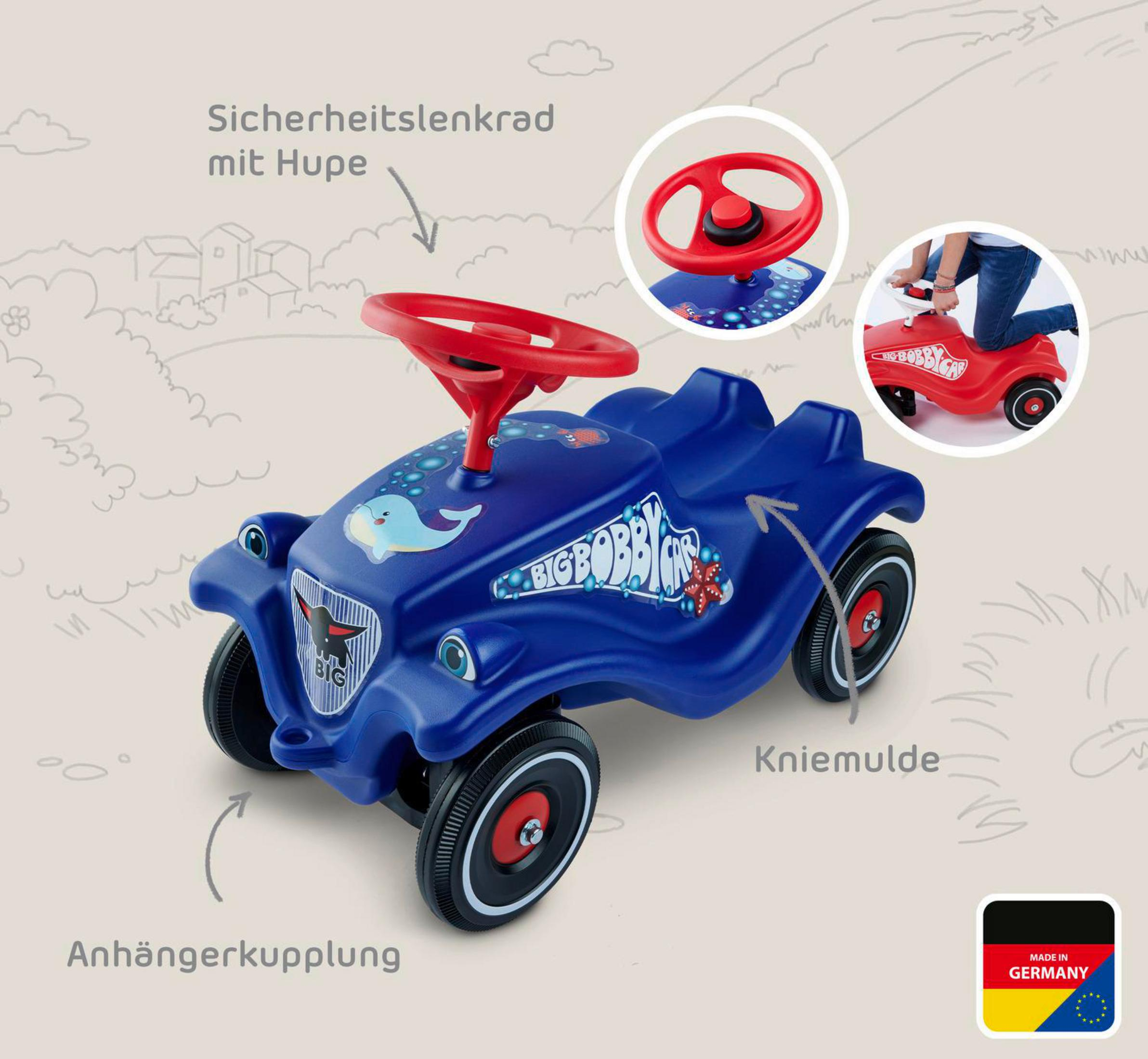 Blauer Bobby Car mit Wal-Aufkleber, rotem Lenkrad, Kniemulde.