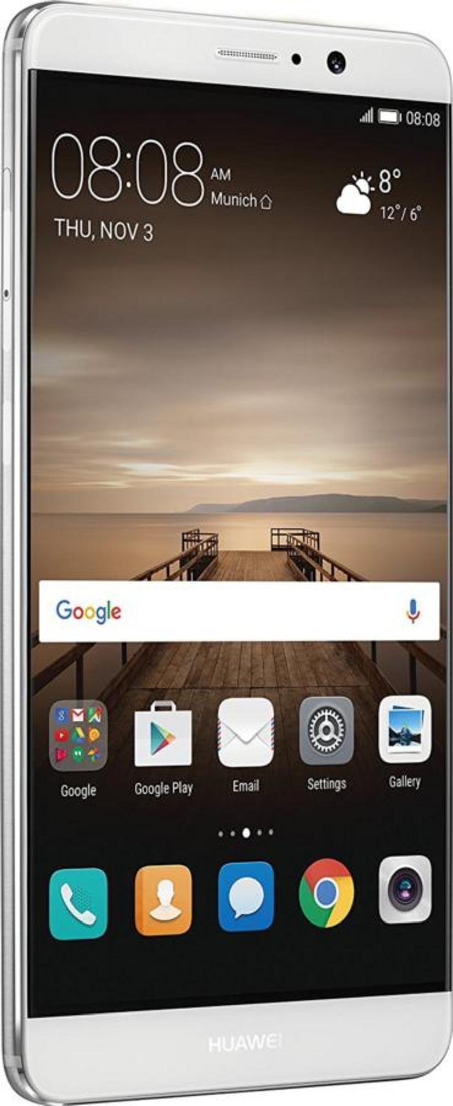 Ein Smartphone mit einer Ansicht eines Holzstegs über dem Wasser bei Sonnenuntergang.
