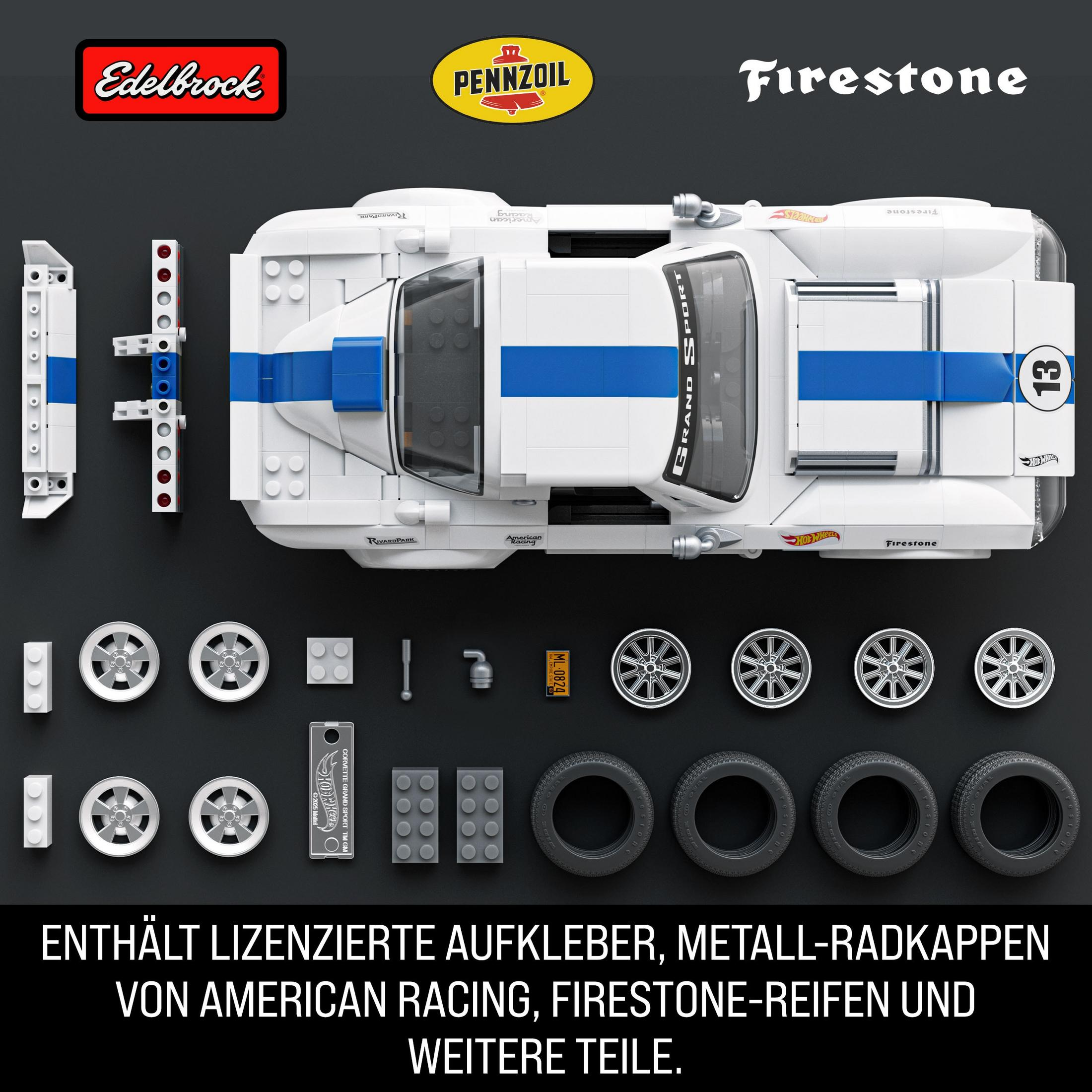 Lego-Modell eines Rennwagens mit Rädern, Reifen und Aufklebern auf schwarzem Hintergrund.