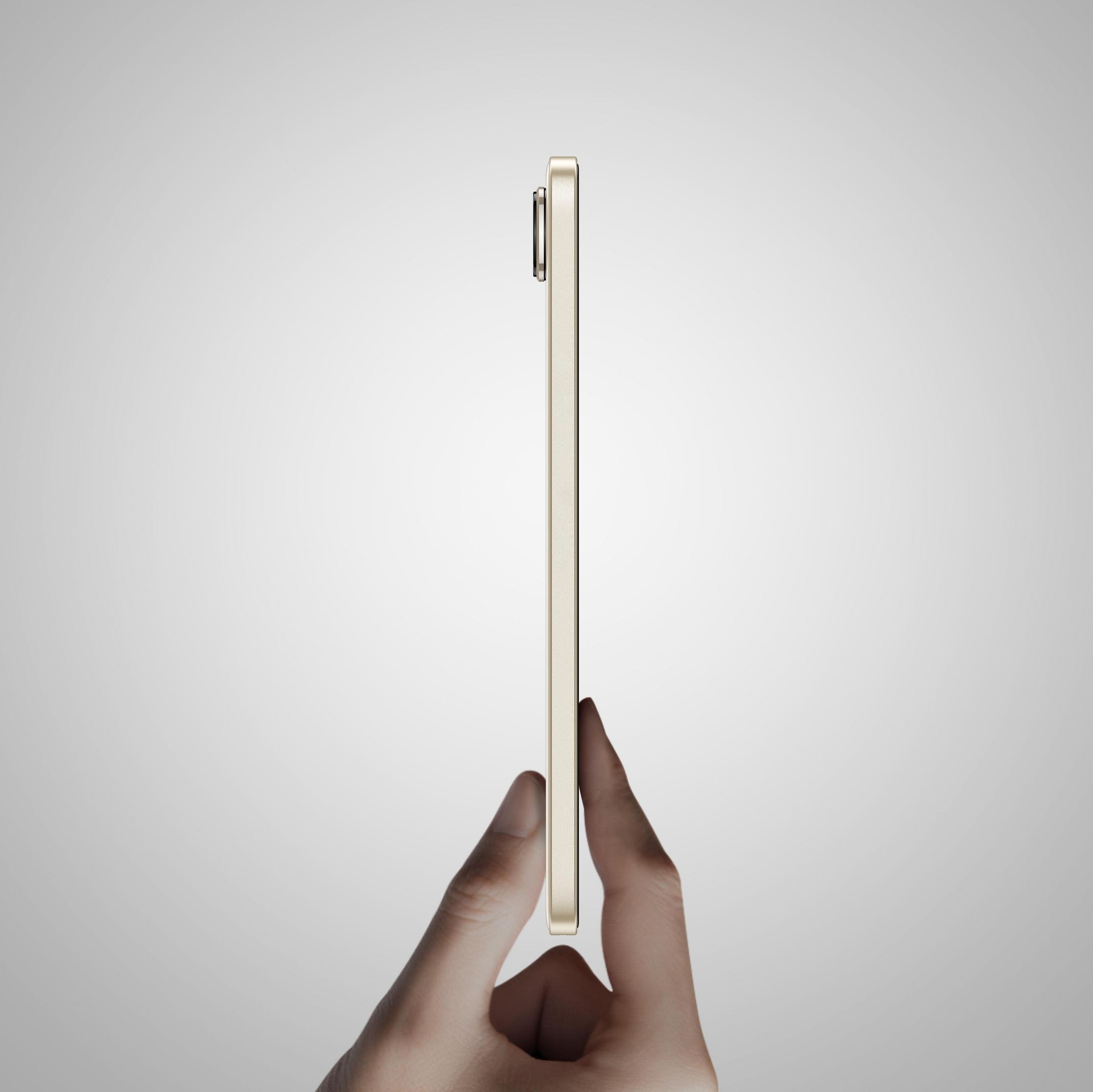 Una mano tiene uno smartphone sottile e dorato su sfondo grigio.