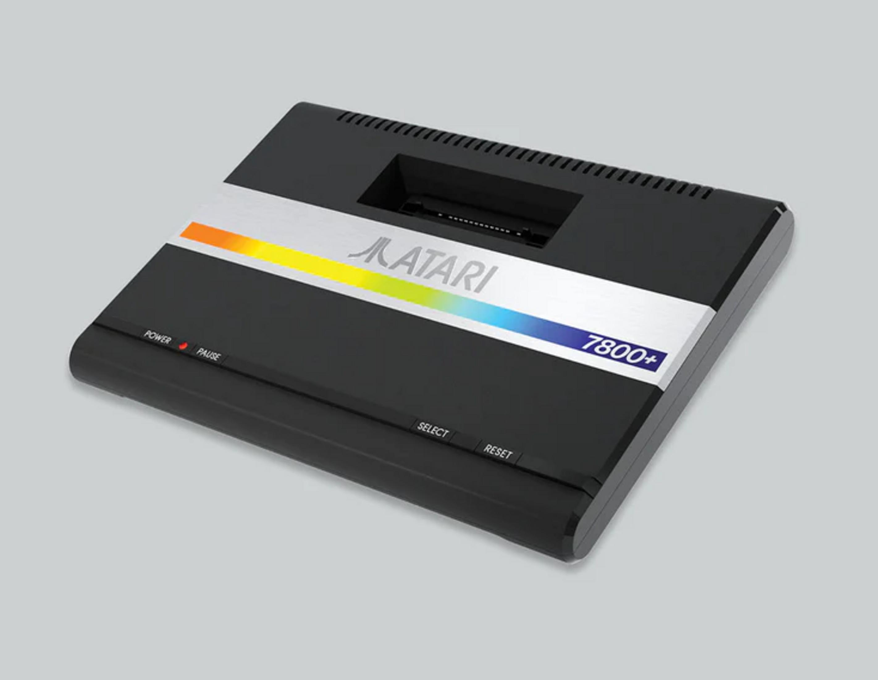 Schwarze Atari 7800+ Konsole mit Regenbogenstreifen und Silberdetails.