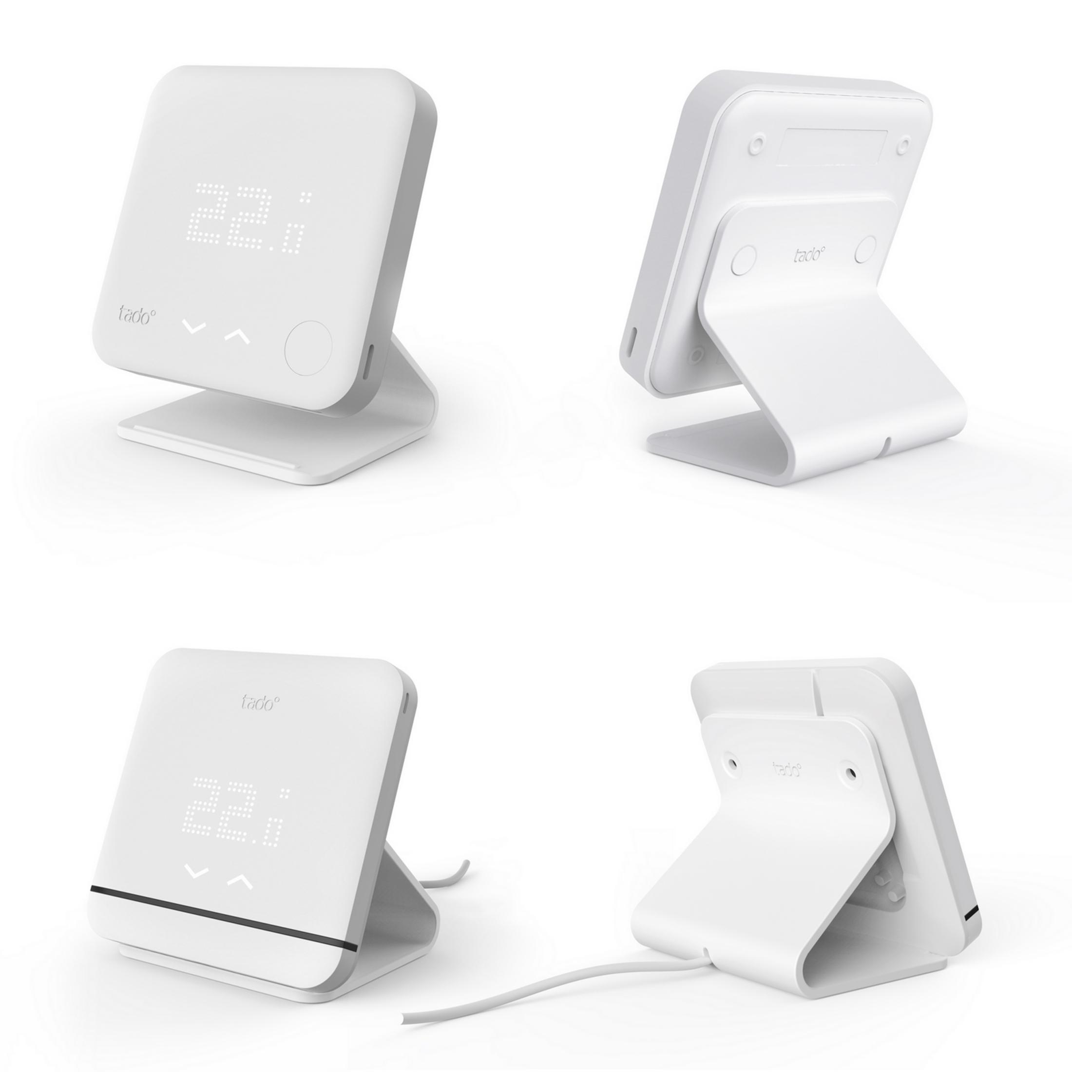 Ein weißes Tado Smart Thermostat auf einem Ständer, Vorder- und Rückansicht.