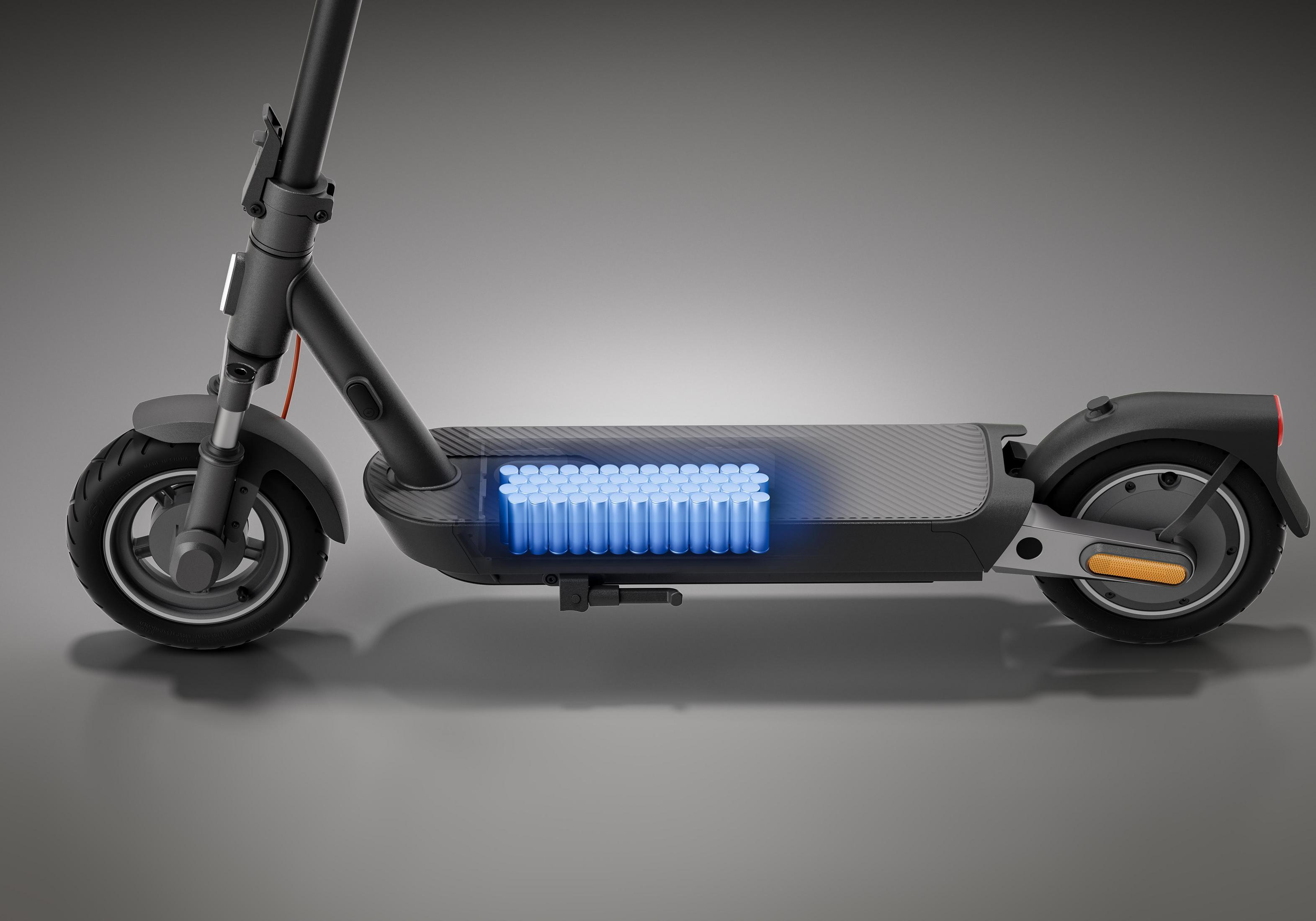 Monopattino elettrico con celle batteria blu visibili in un vano aperto.
