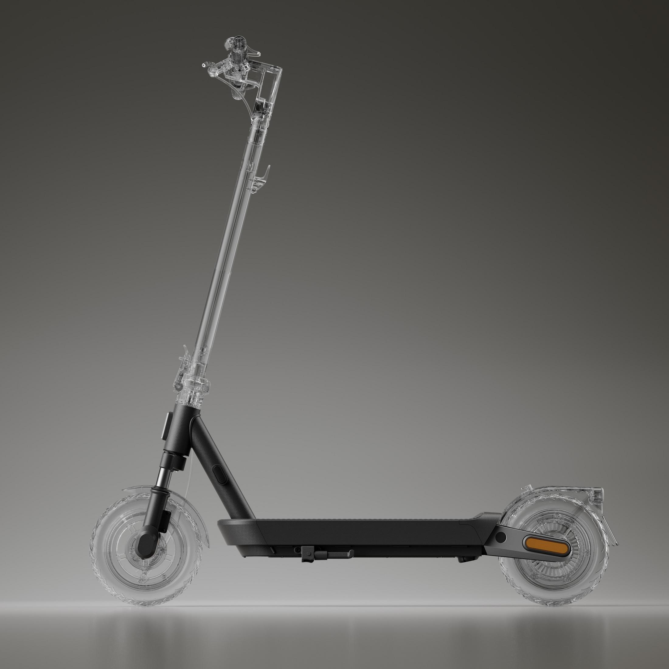 Uno scooter elettrico trasparente con telaio nero e ruote trasparenti.