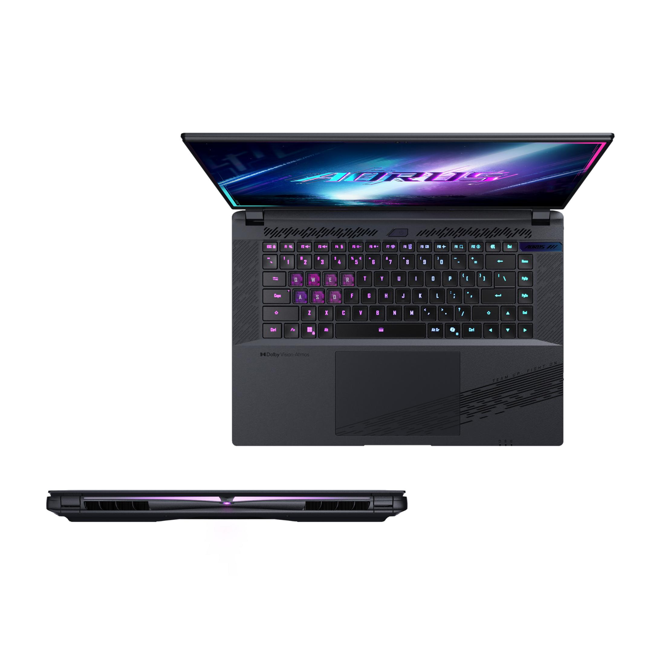 Un portátil negro abierto con teclado retroiluminado y logo AORUS.