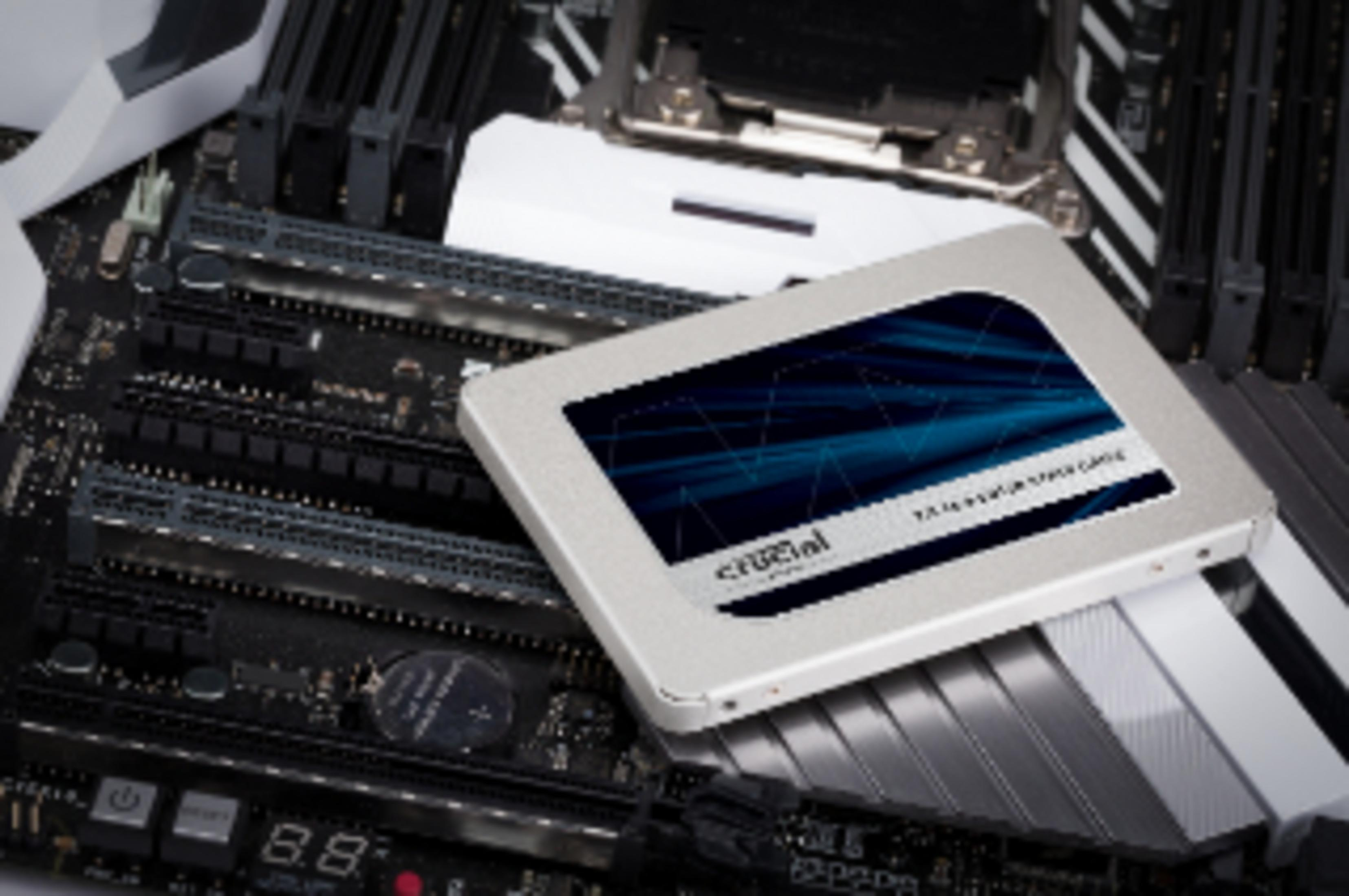Un SSD argentato su una scheda madre nera con slot e cavi.