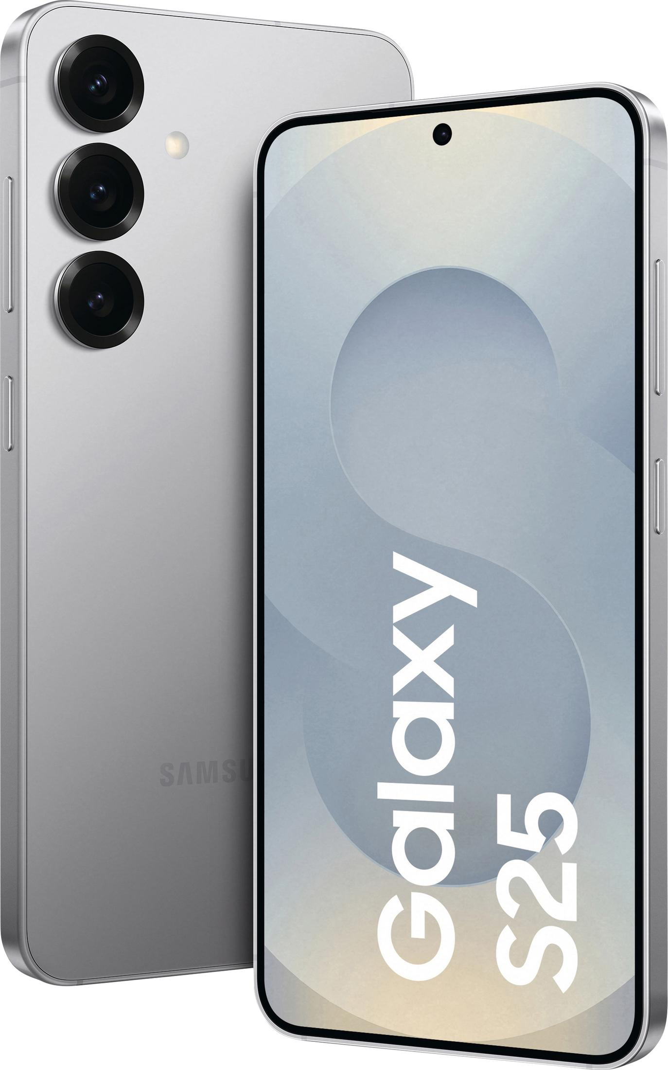 Smartphone Samsung Galaxy S25 plateado, vista trasera con tres cámaras.