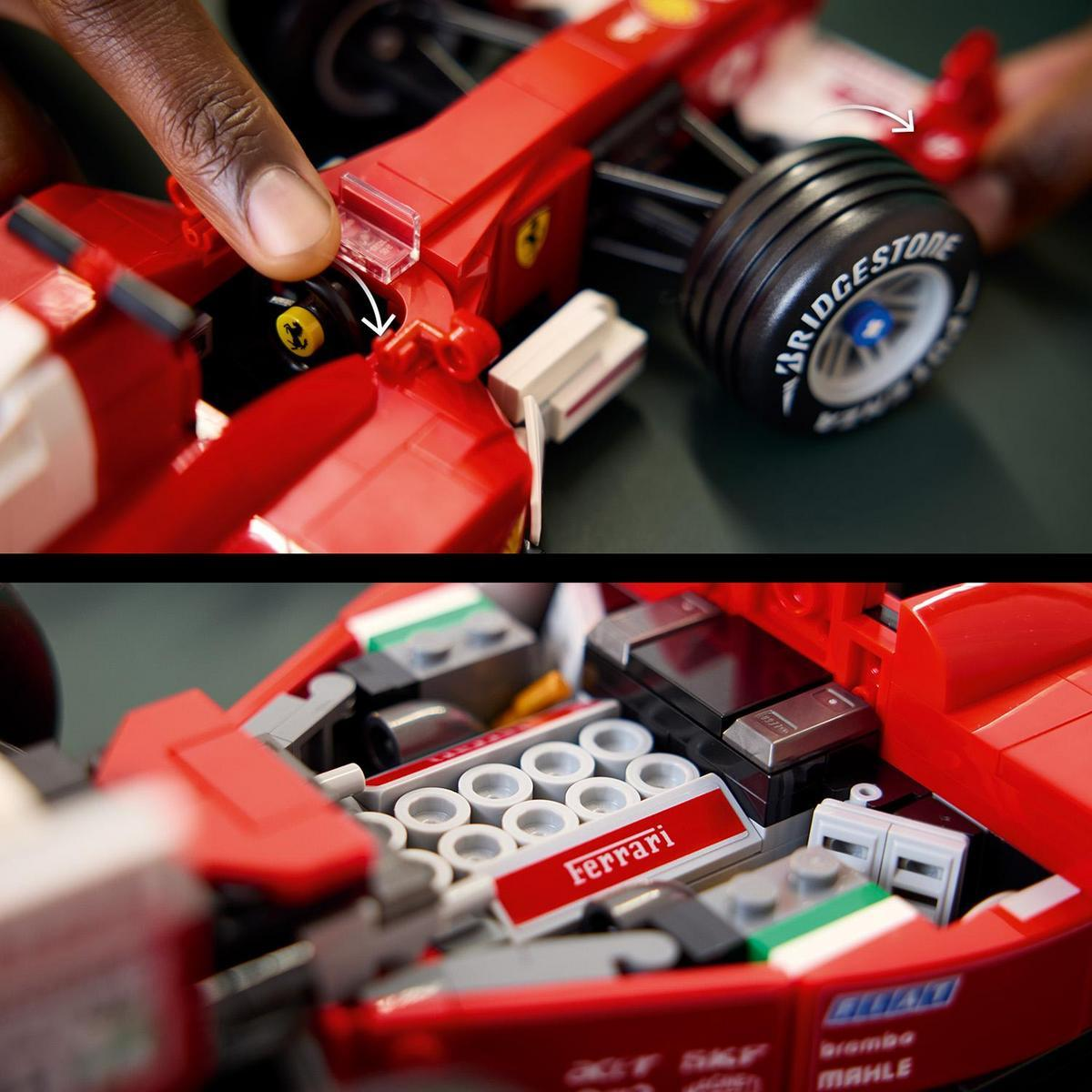 Palec osoby dotyka przedniego zespołu koła czerwonego samochodu Lego Ferrari.