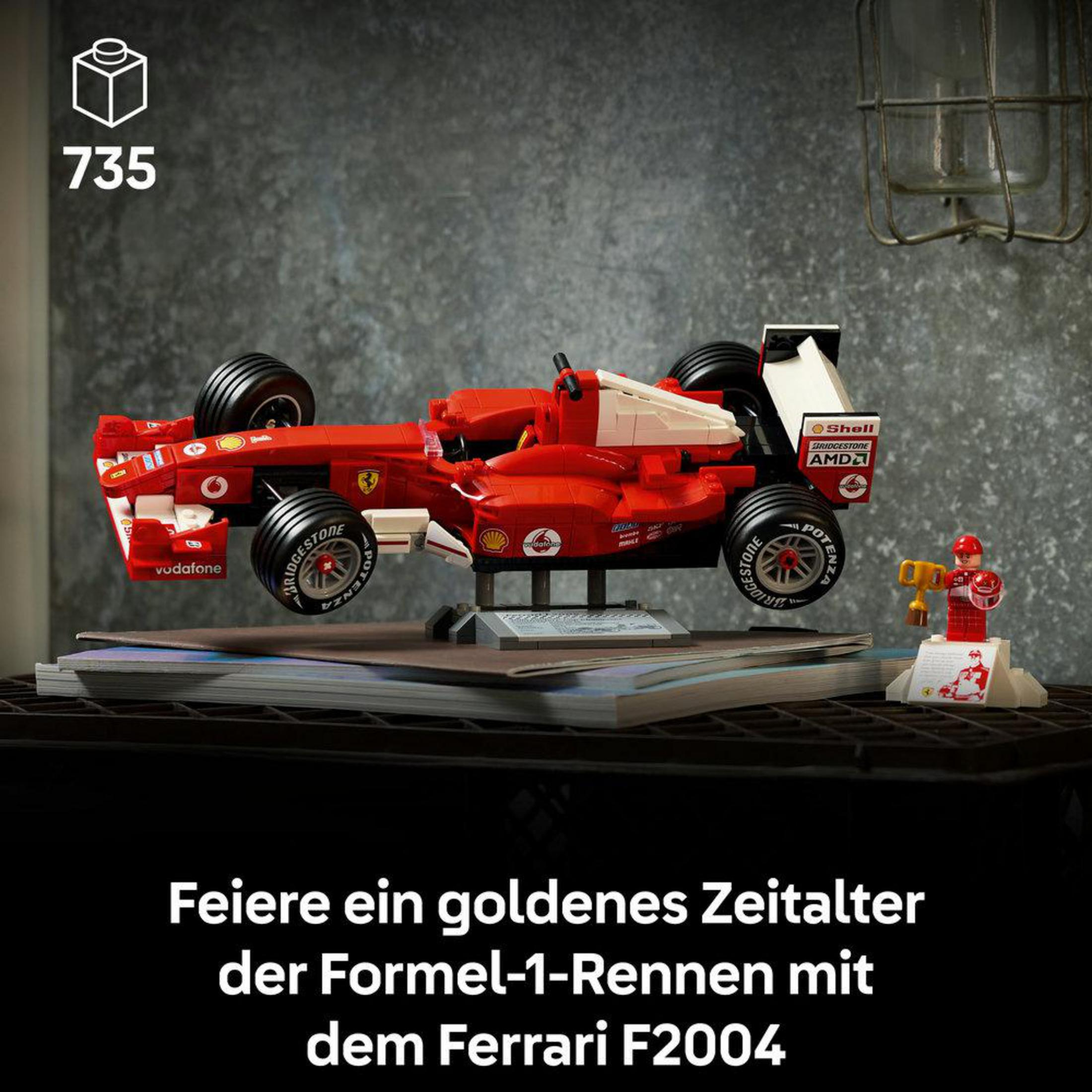 Czerwony samochód Lego Ferrari F2004 Formuły 1 z minifigurką.