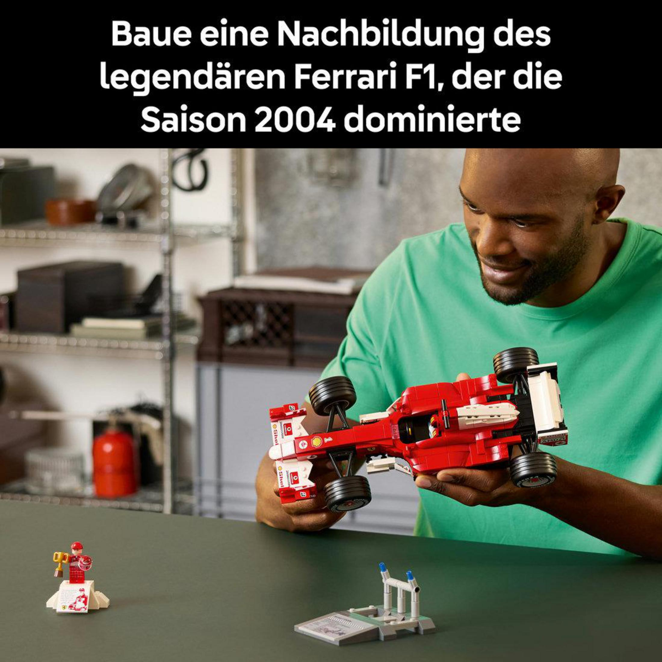 Mężczyzna trzyma czerwony bolid Ferrari F1 z klocków Lego, obok mini-figurka.
