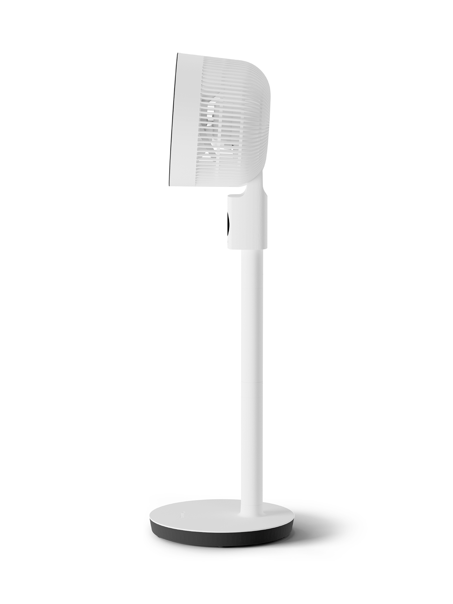 Ein weißer Standventilator mit rundem Sockel und schlankem Stiel, von der Seite gezeigt.