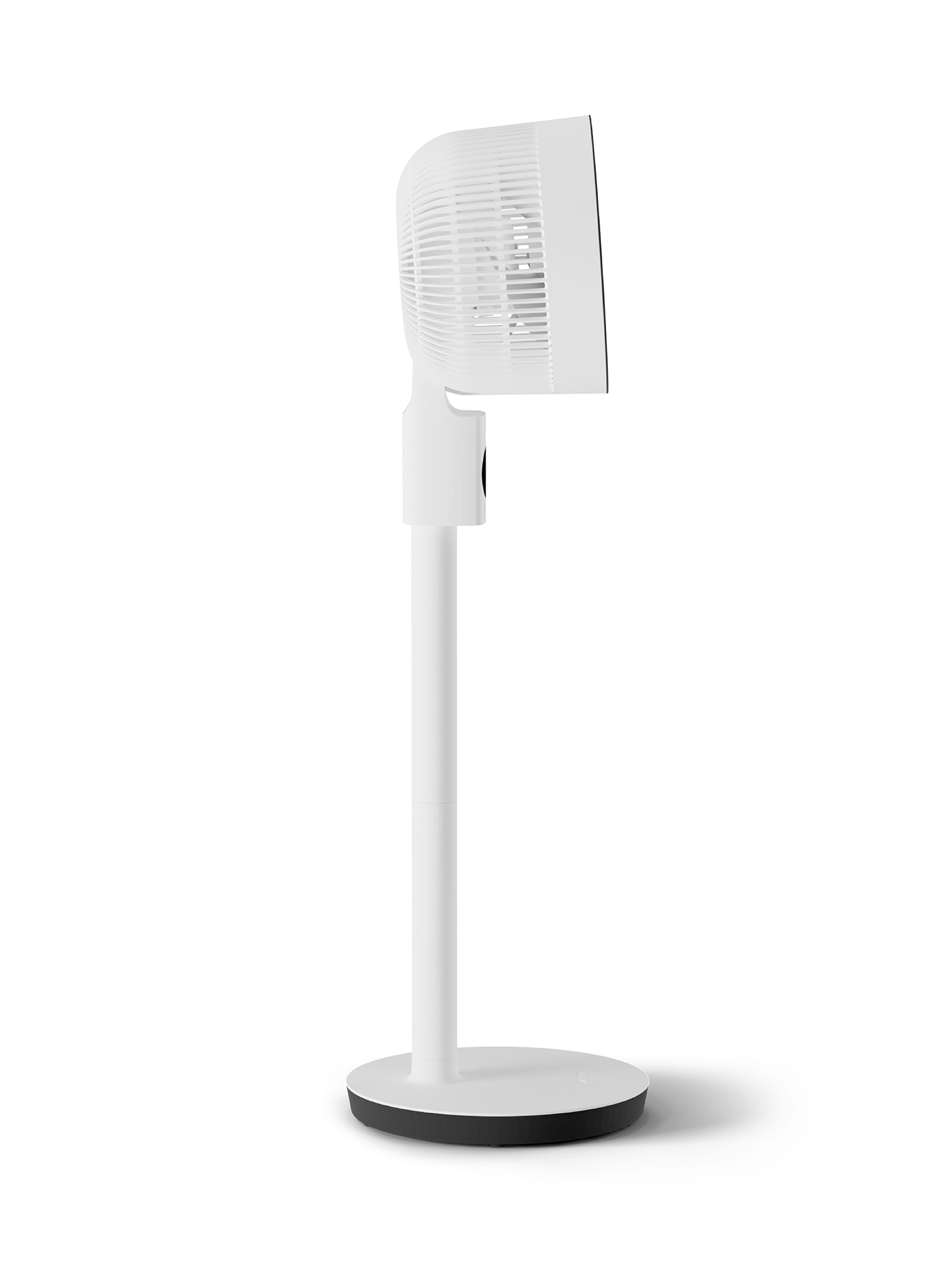 Ein weißer Standventilator mit rundem Sockel und einem verstellbaren Kopf.