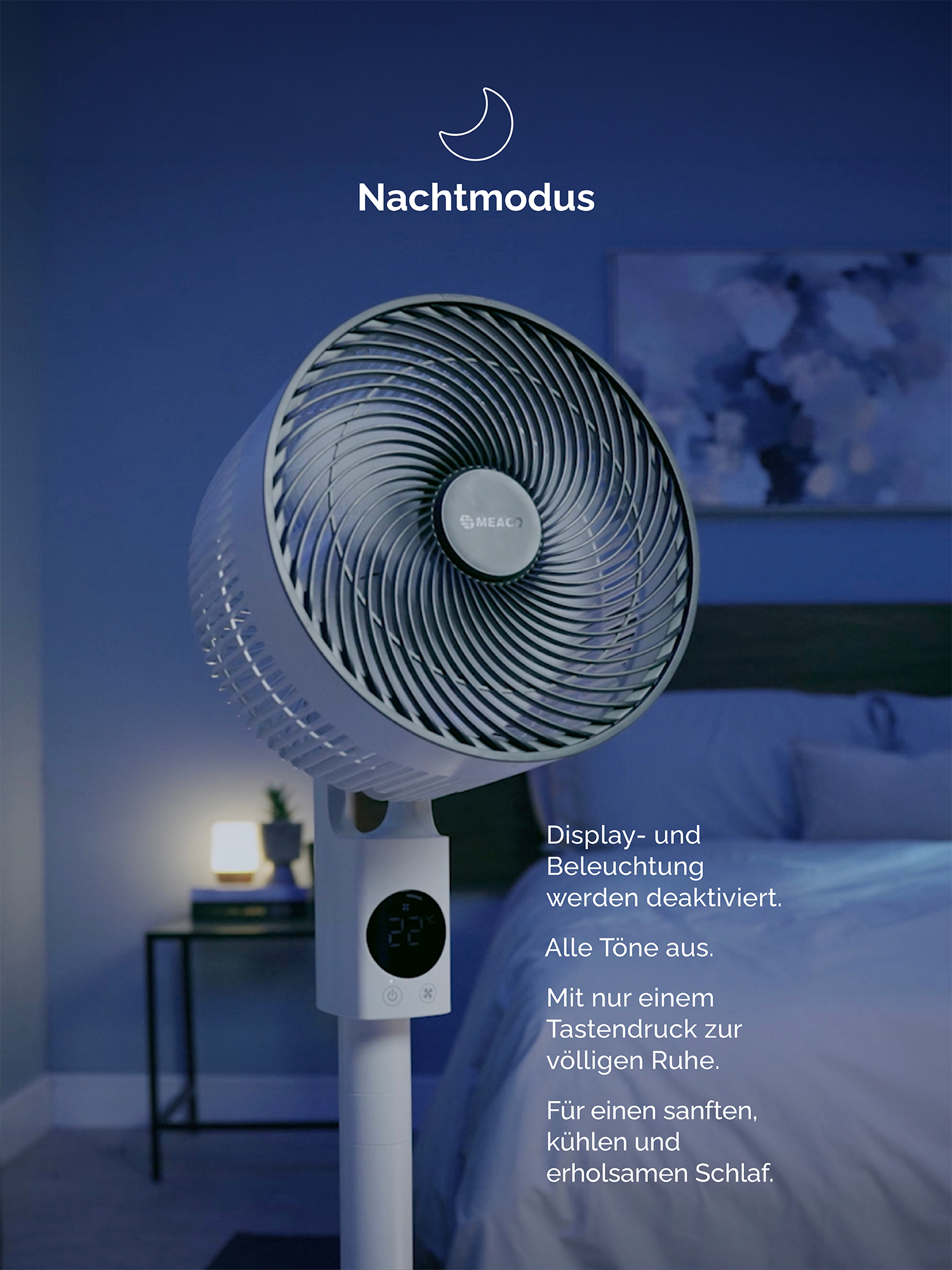 Un ventilatore bianco in modalità notturna in una camera da letto di notte.
