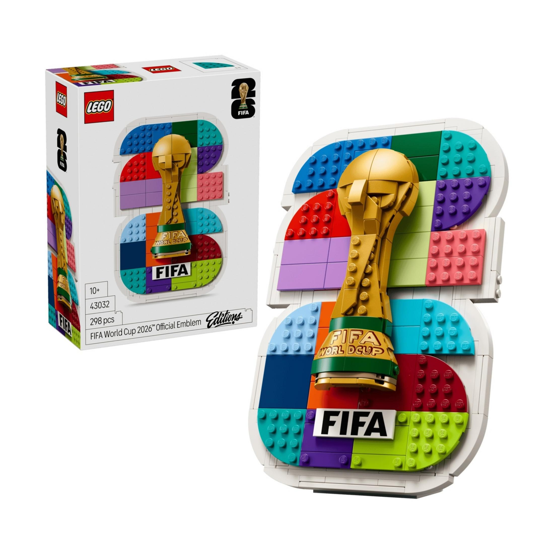 Renkli tuğlalar üzerinde altın kupa bulunan FIFA 2026 Dünya Kupası amblemi LEGO seti.