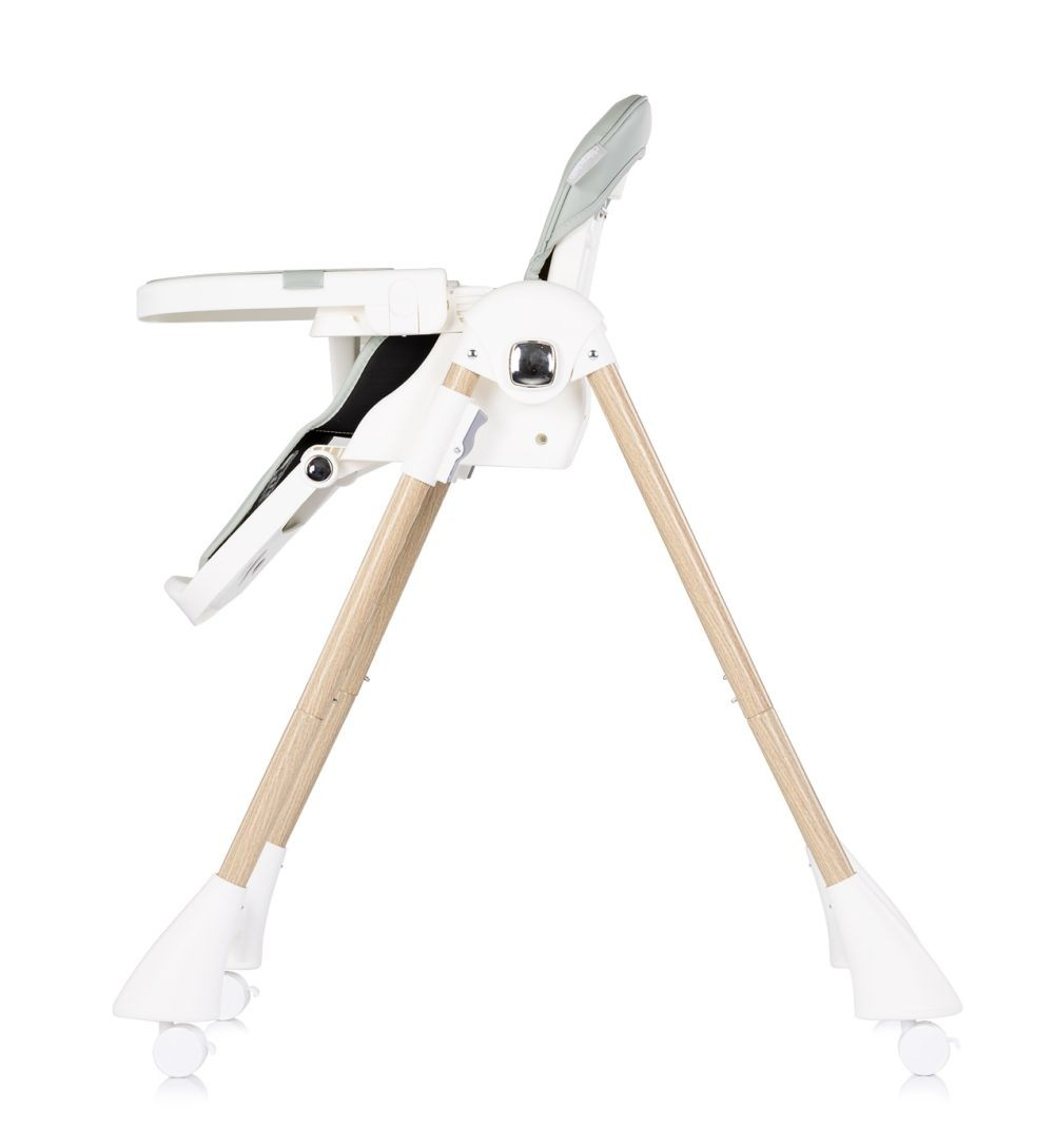 Ein weißer Hochstuhl mit Holzbeinen und Rollen steht aufrecht.