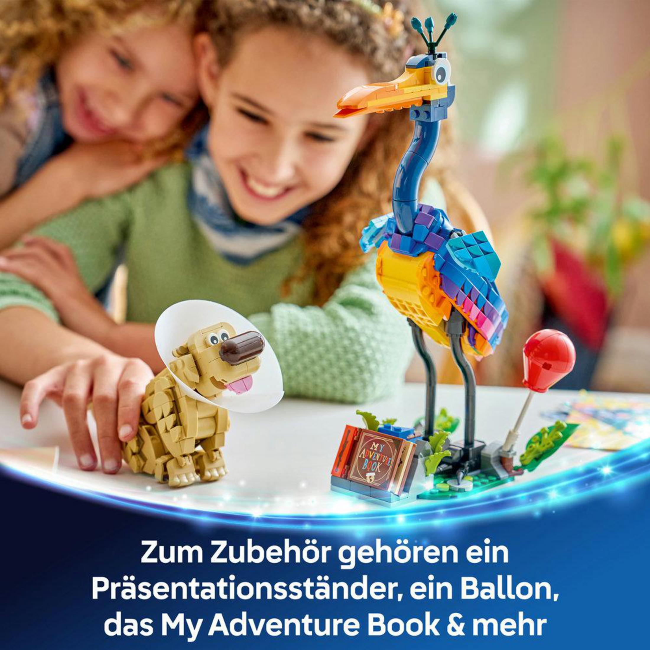Pies LEGO z kołnierzem, kolorowy ptak, książka, balon i dzieci.