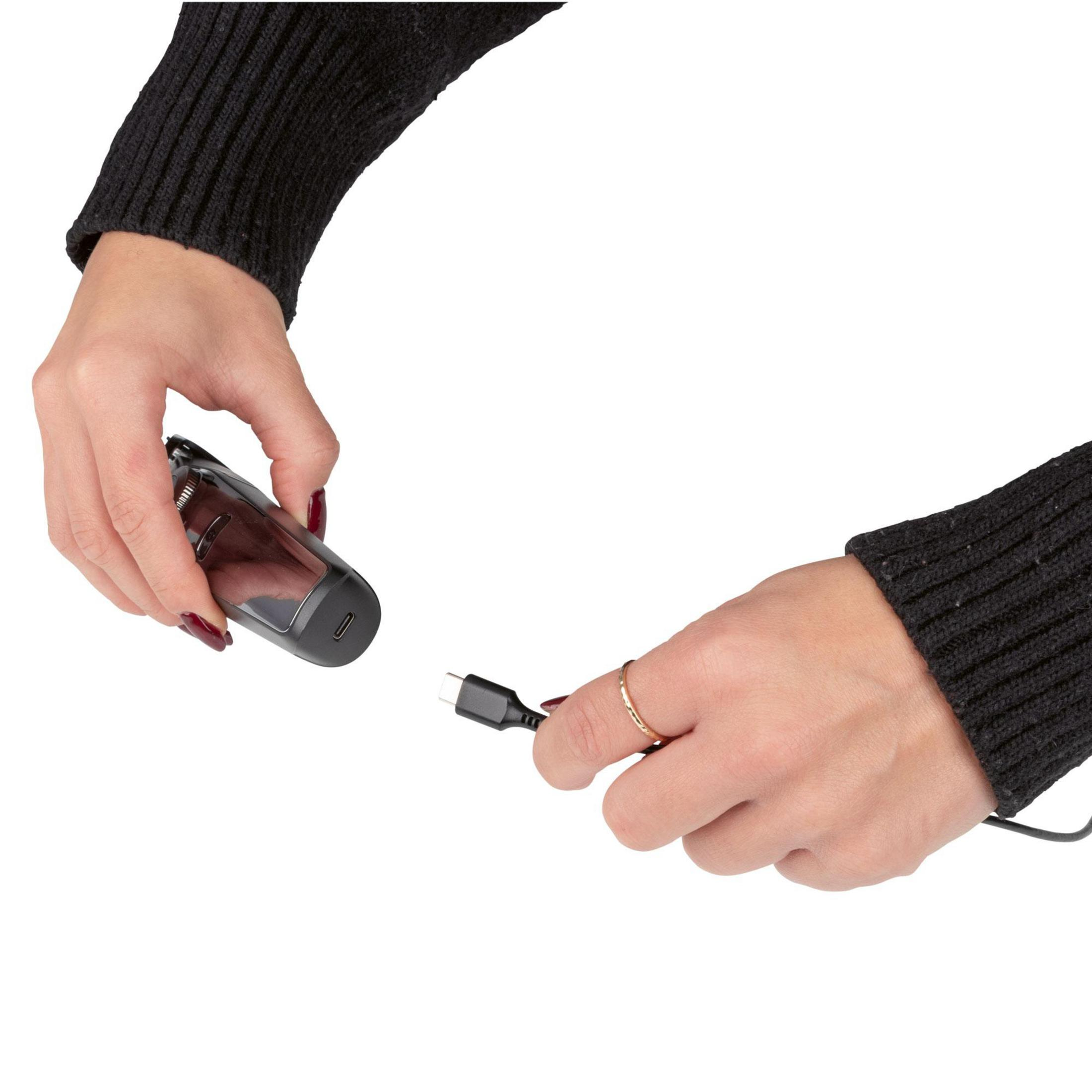 Cavo di ricarica nero-grigio collegato a un dispositivo elettronico nero.