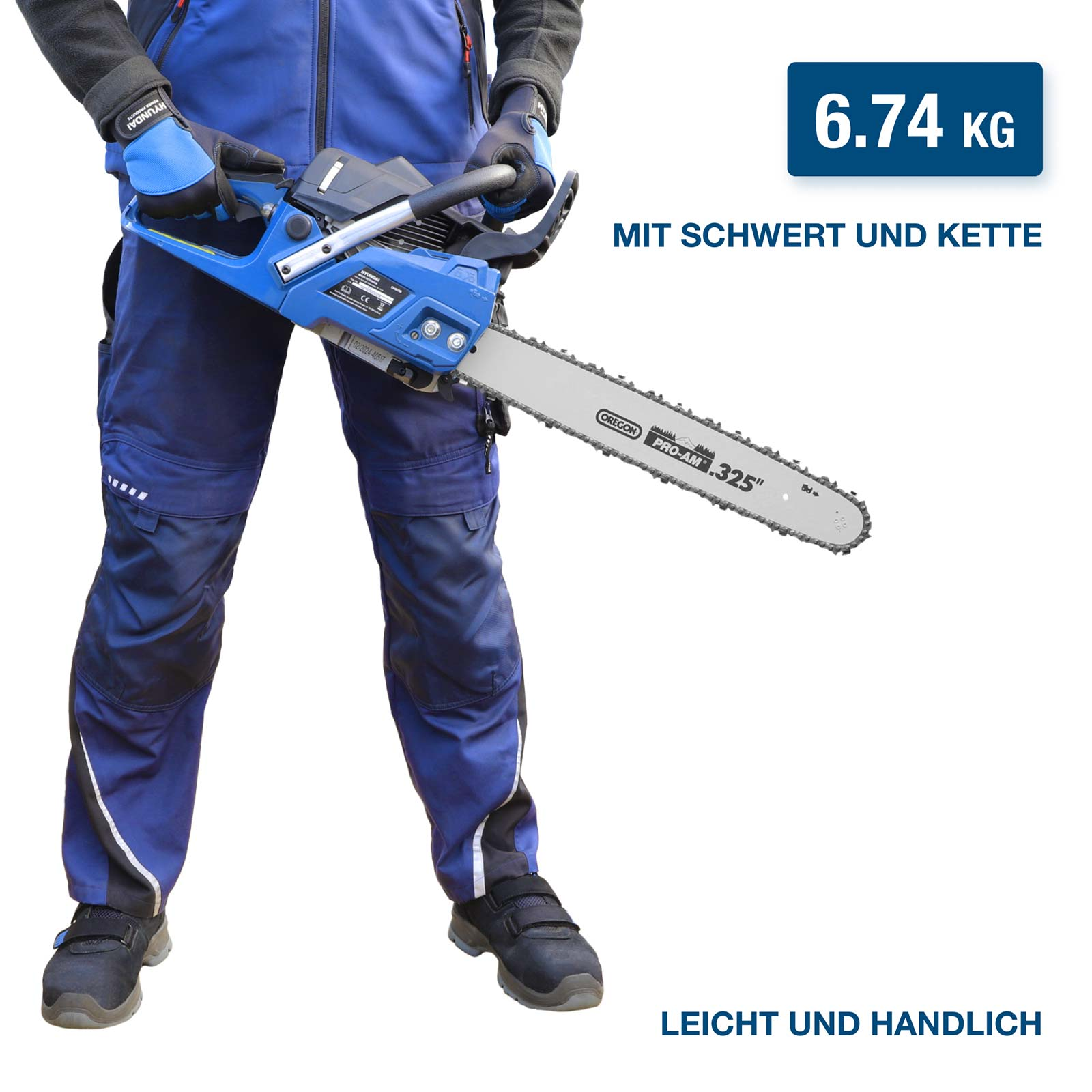 Person in blauer Arbeitskleidung hält eine blaue Kettensäge mit Schwert und Kette.