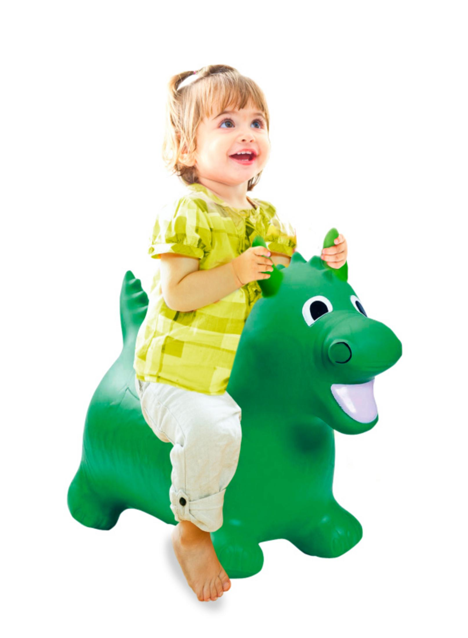 Ein kleines Mädchen reitet auf einem grünen aufblasbaren Drachen.