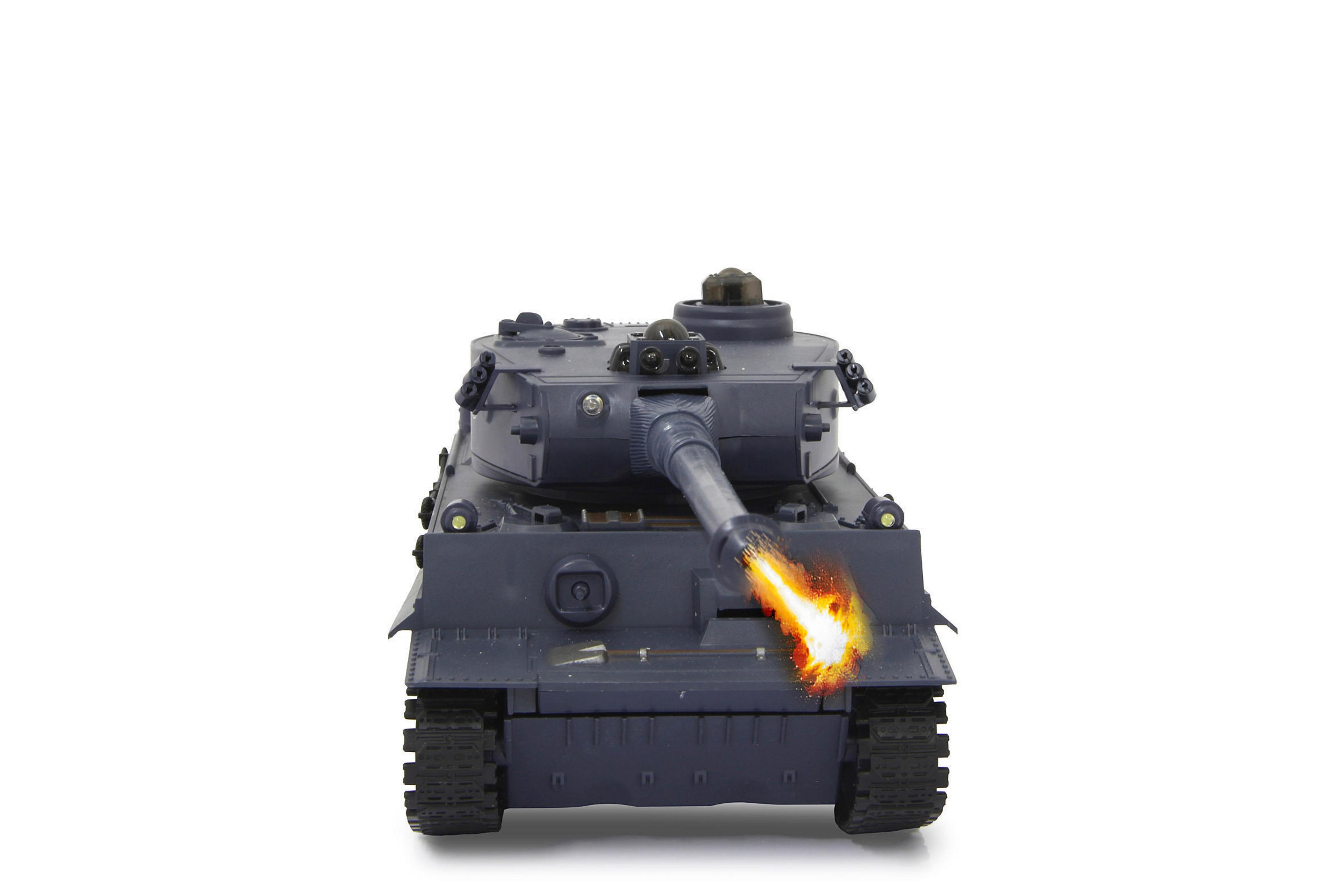 Ein graues Spielzeugpanzer schießt Feuer aus dem Lauf, isoliert auf Weiß.
