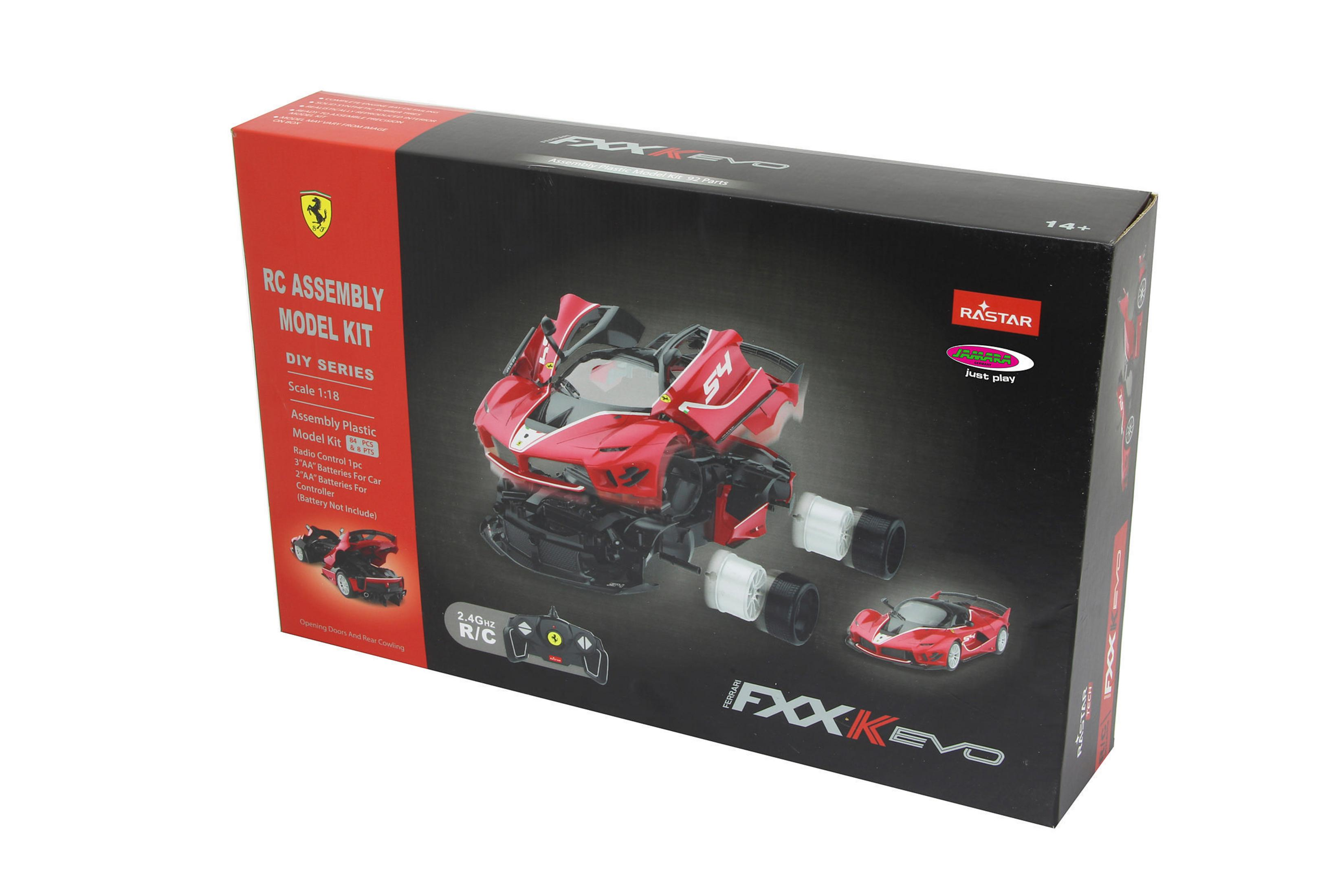 Verpackung eines roten Ferrari FXX K EVO RC-Bausatzes mit Teilen und Fernbedienung.