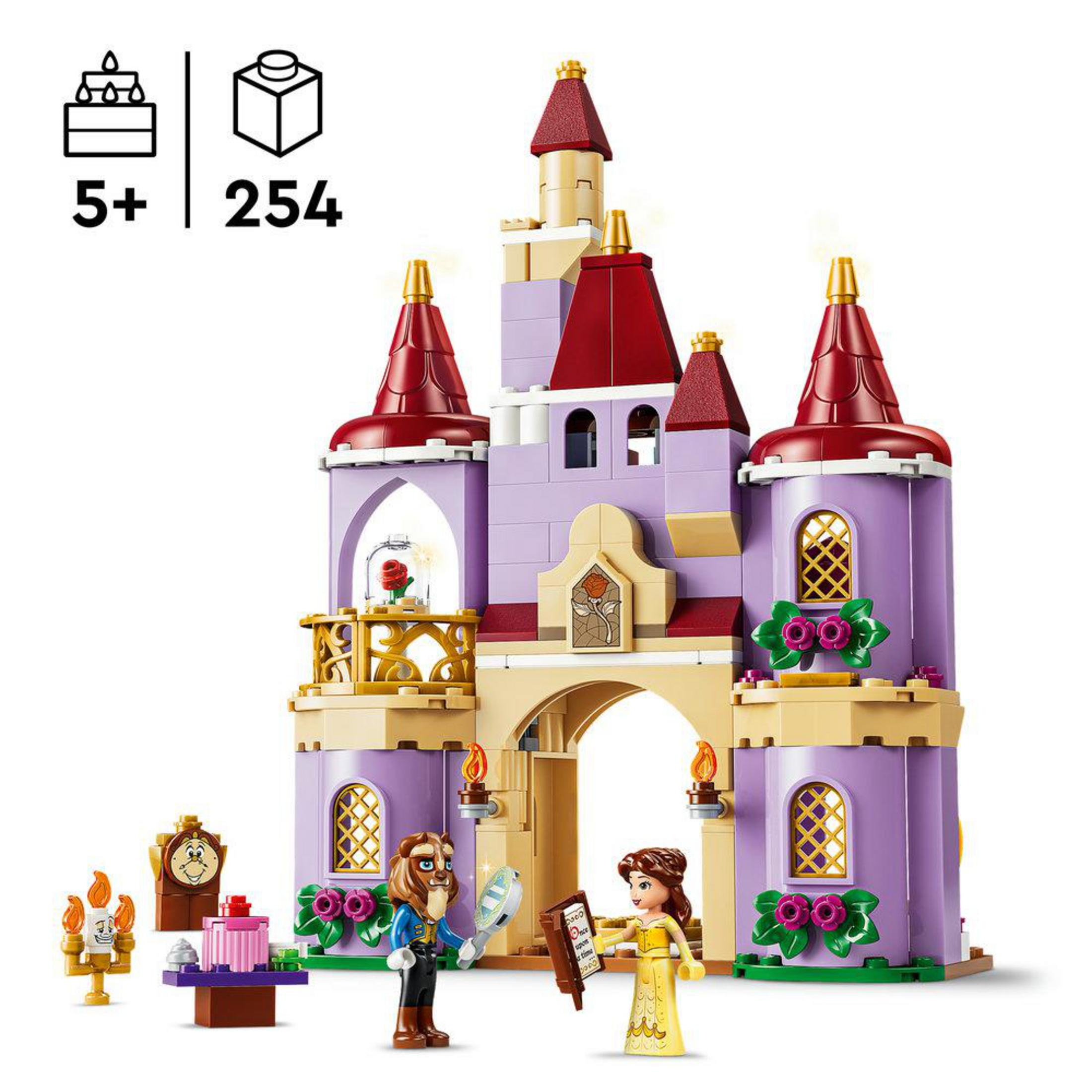 Un castillo de Lego con figuras de Bella y Bestia, pastel, reloj y candelabro.