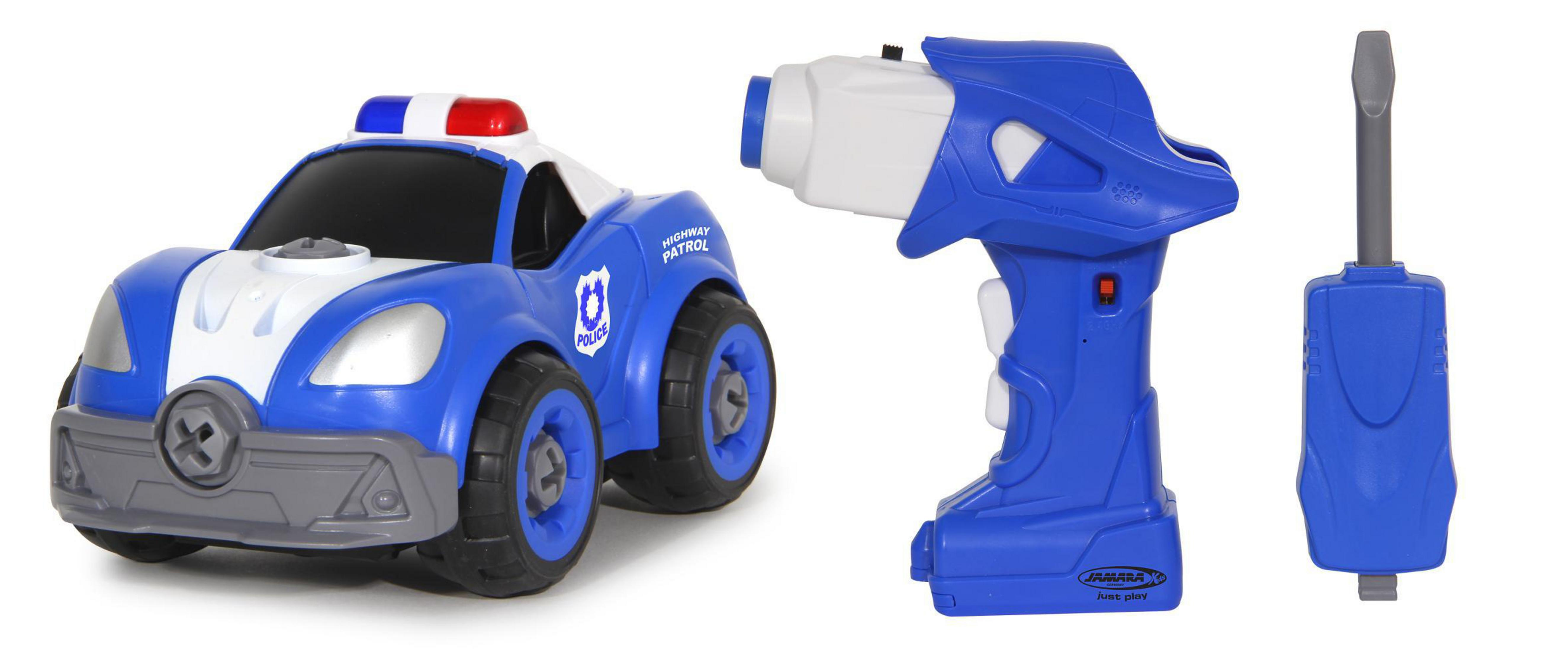 Ein blaues Spielzeugauto der Polizei, ein blauer Controller und ein blauer Schraubendreher auf weißem Grund.