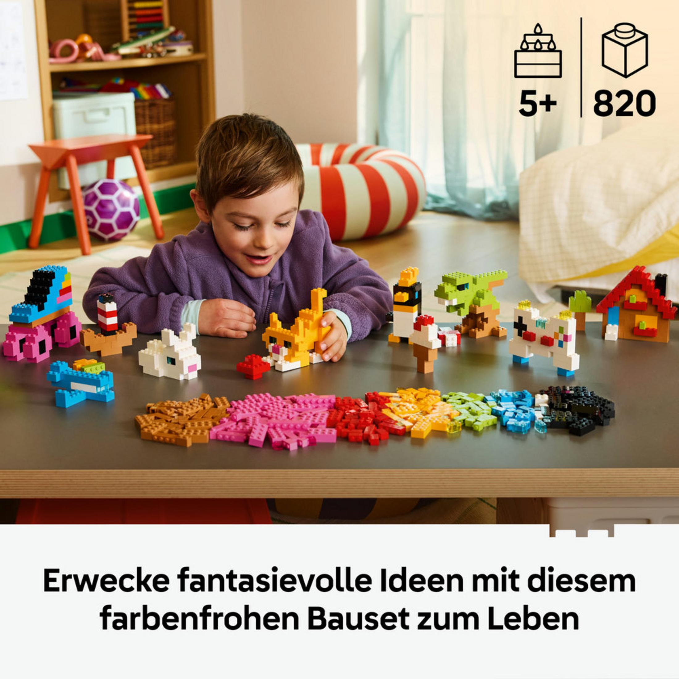 Un ragazzo costruisce figure colorate di Lego su un tavolo. Giocattoli e un letto sullo sfondo.
