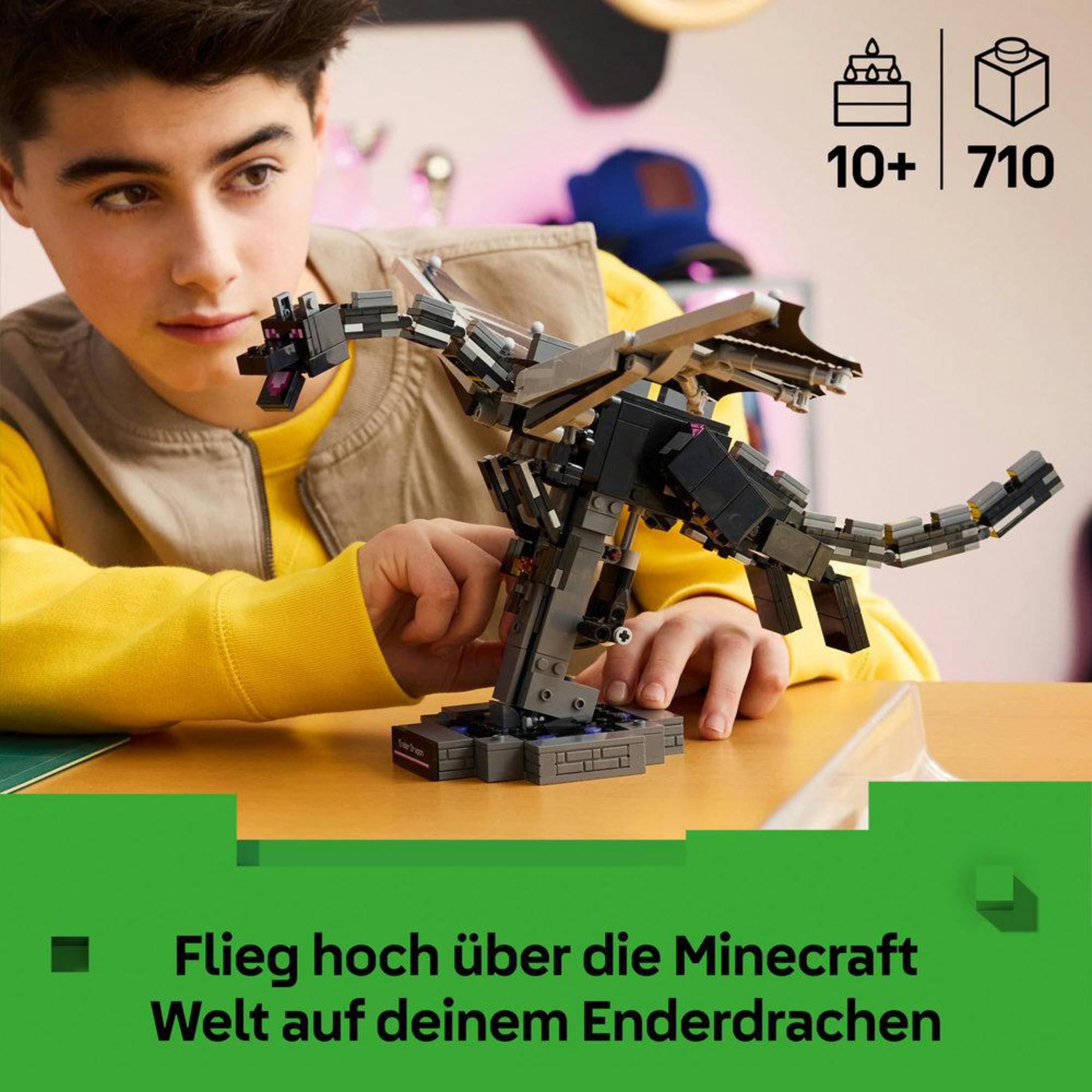 Un ragazzo costruisce un Ender Dragon Lego. La confezione mostra 10+ e 710 pezzi.