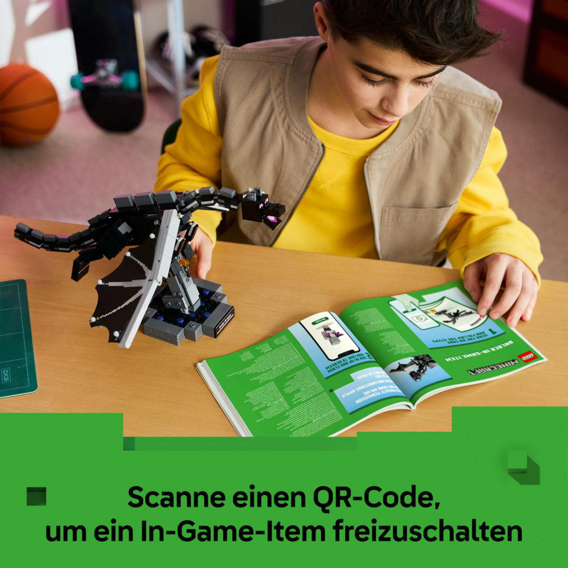 Ragazzo costruisce drago Lego Minecraft, tiene libro istruzioni. Scansiona QR.