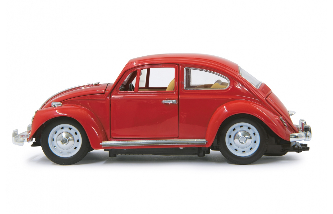 Rotes VW Käfer Spielzeugauto von der Seite mit weißem Hintergrund.