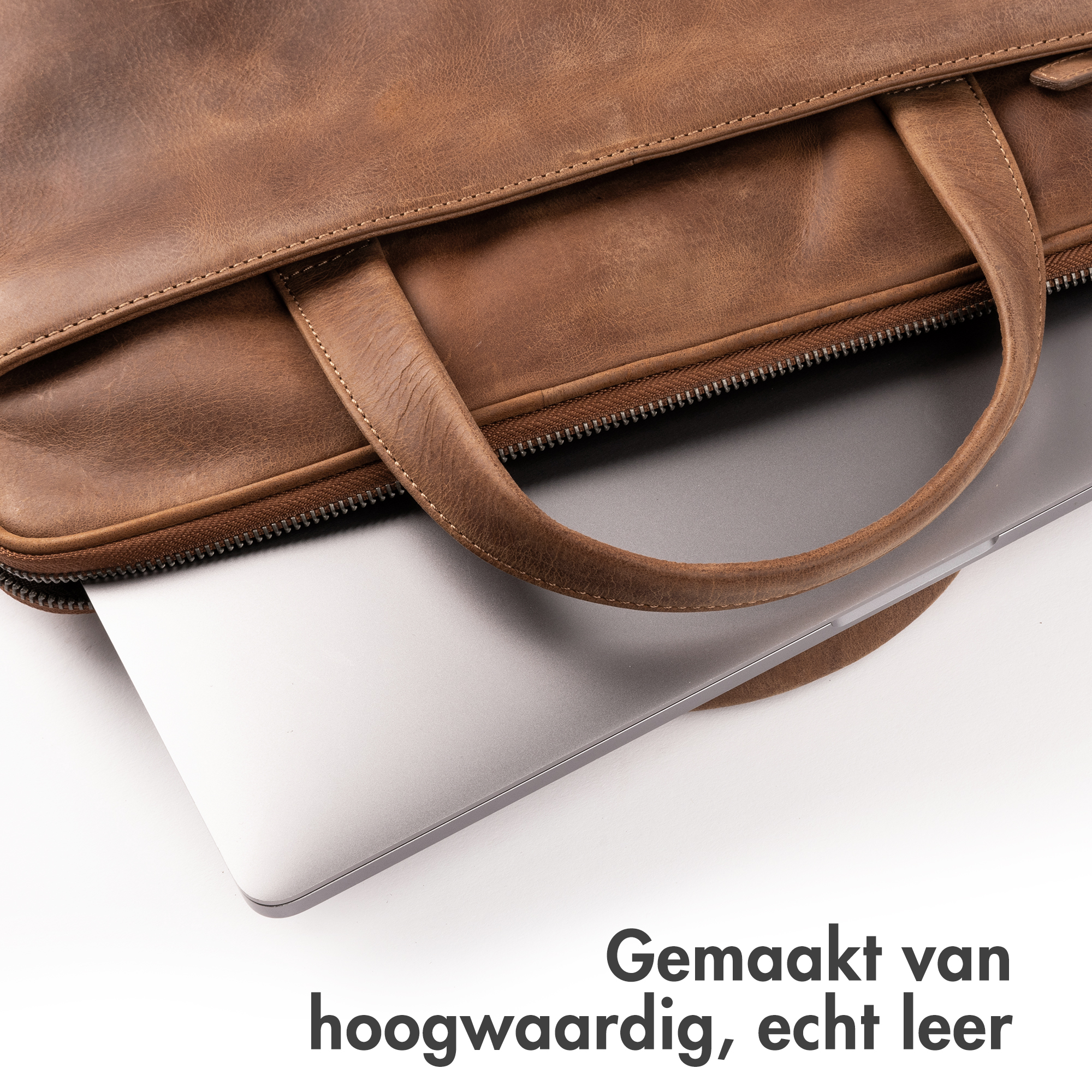 Bruine leren tas met laptop detail.