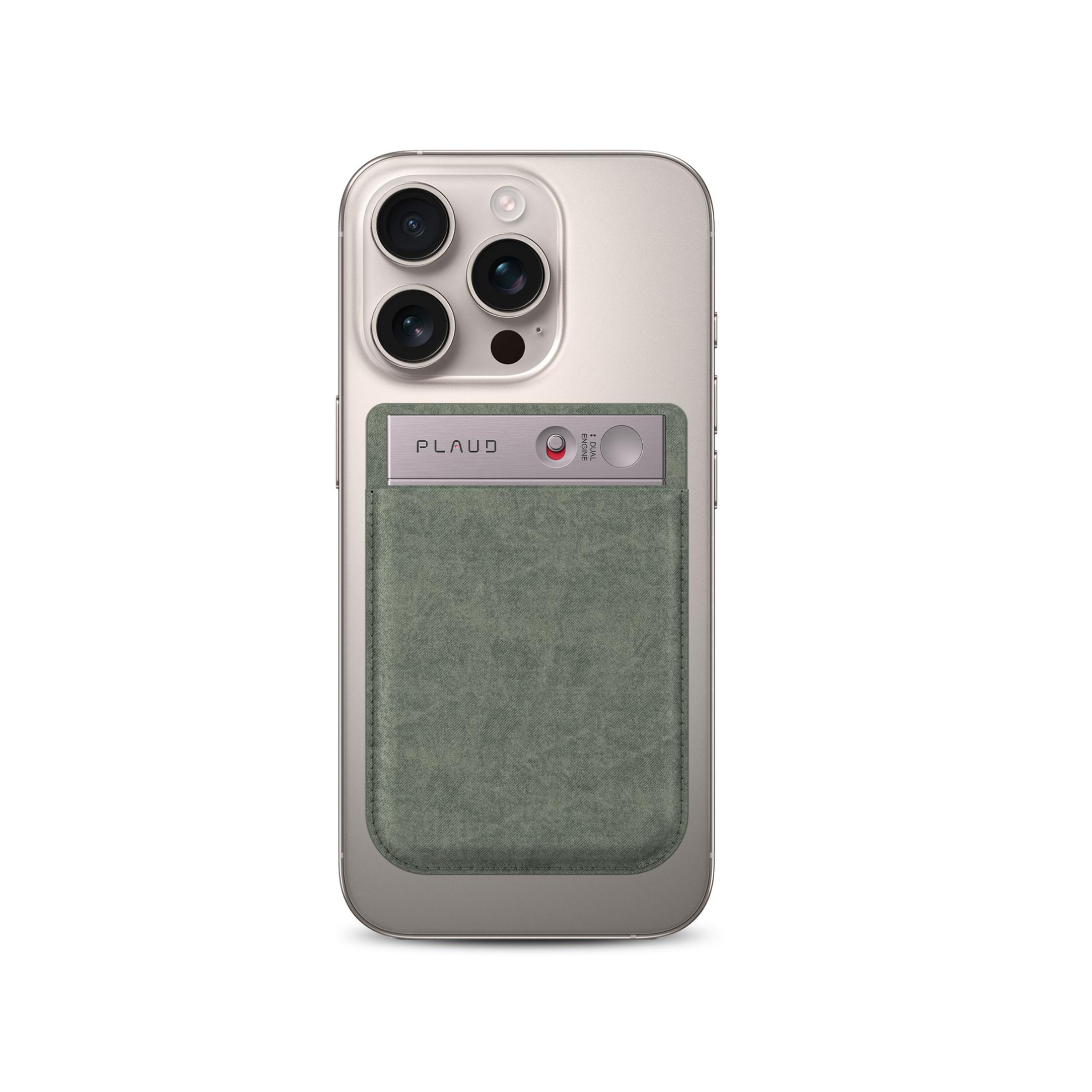 Rückseite eines silbernen iPhones mit grüner Handyhülle und Kameraobjektiven.