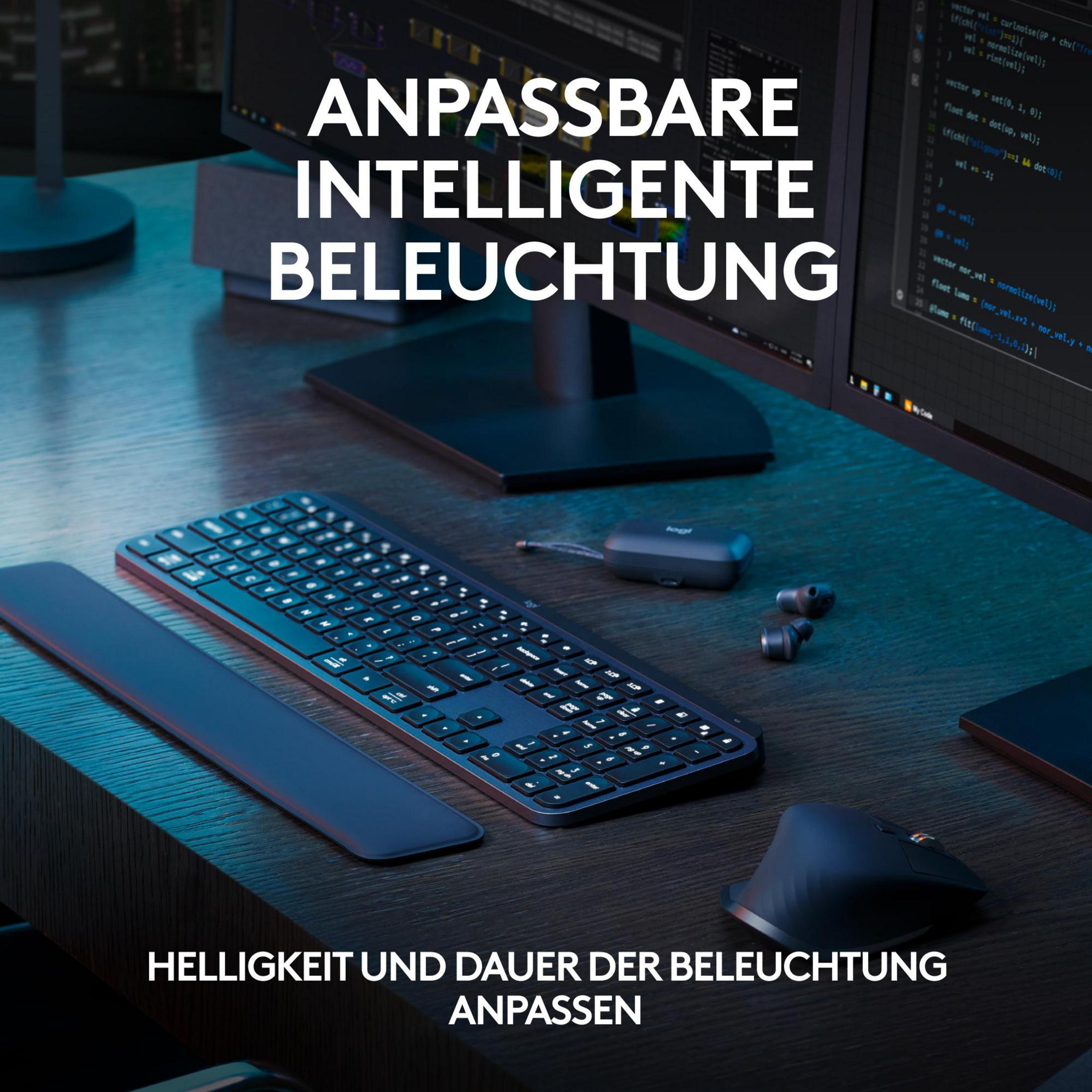 Una scrivania con tastiera, mouse, auricolari e monitor che mostrano codice.