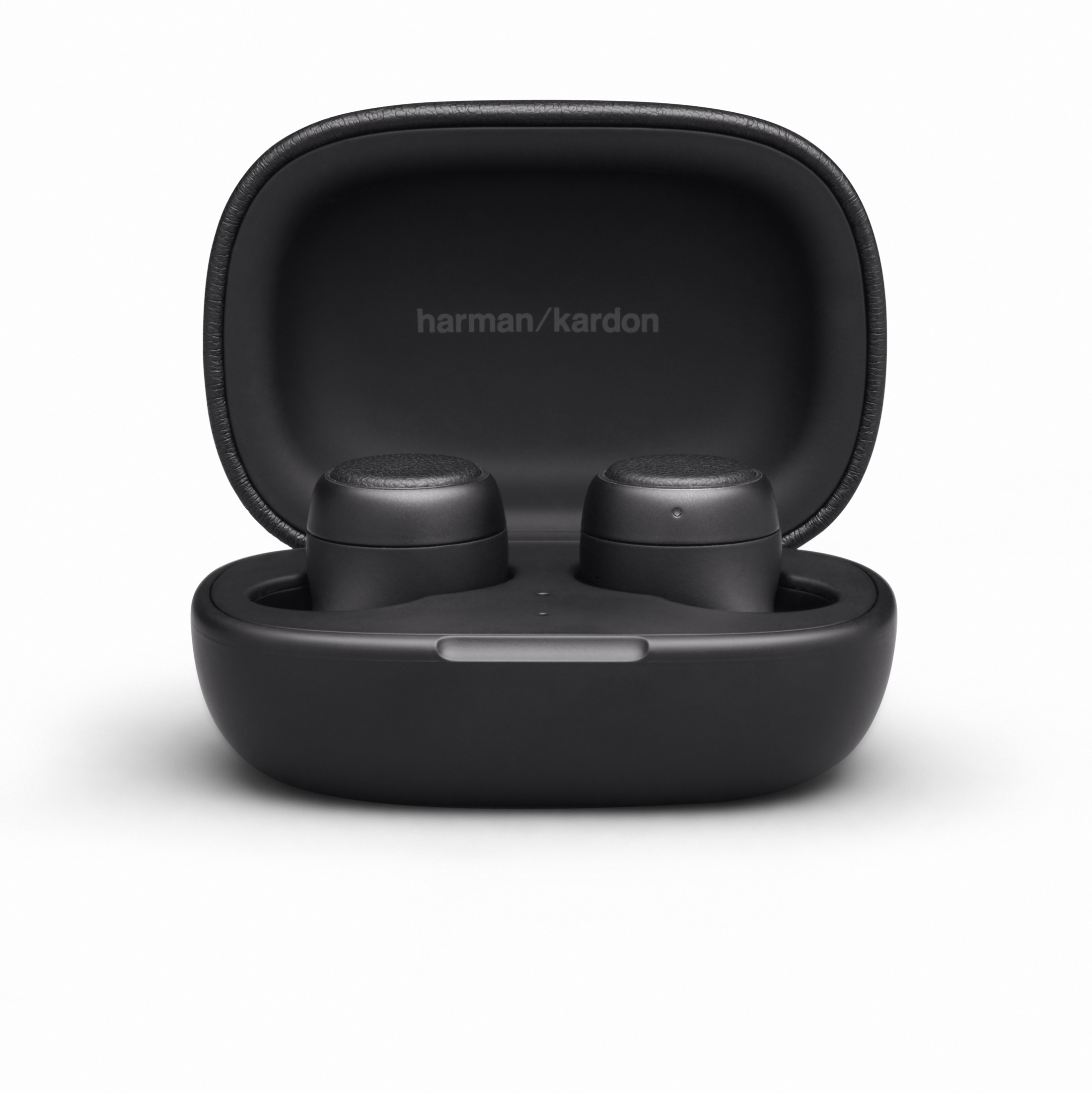 Auricolari wireless neri in custodia di ricarica aperta con logo Harman Kardon.