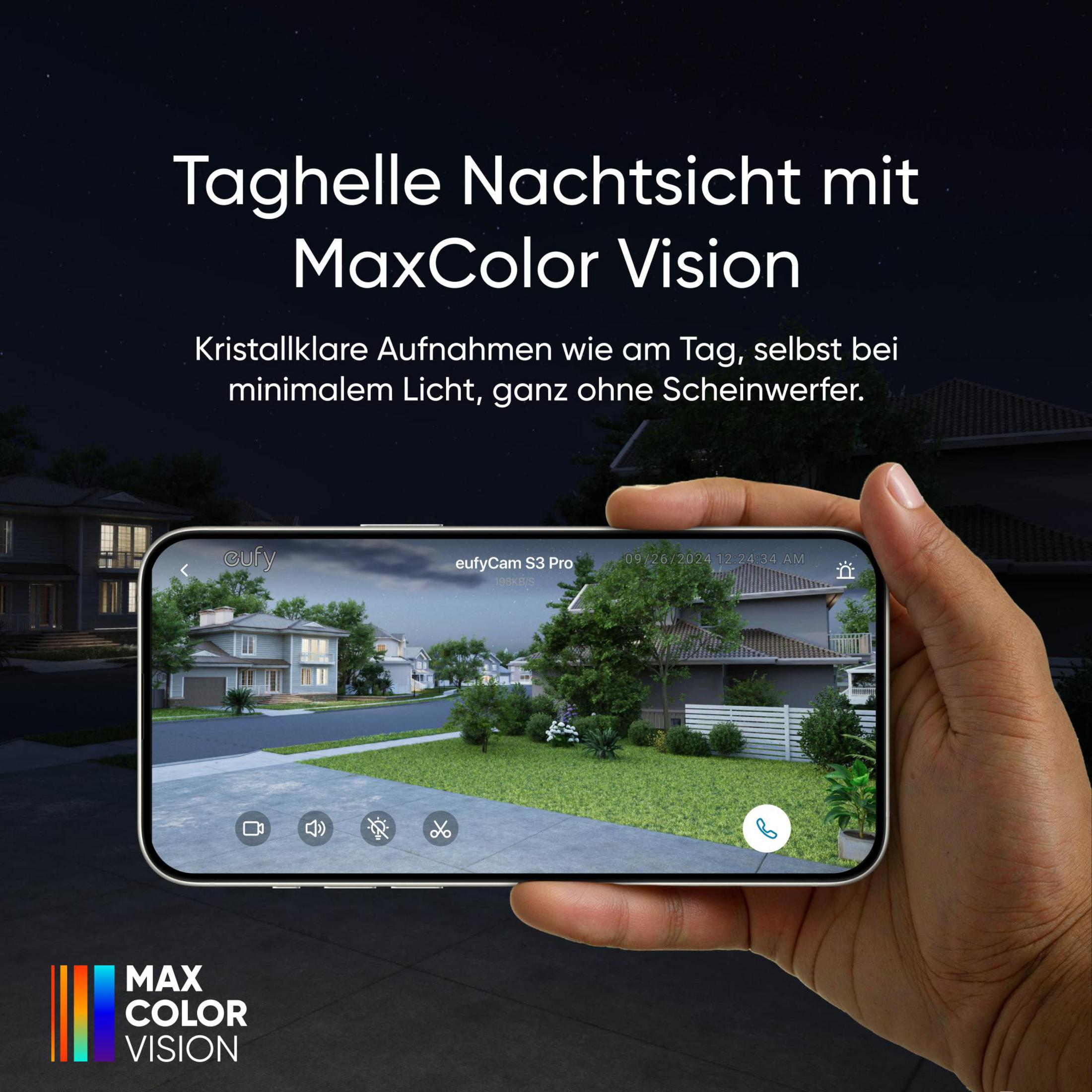 Hand hält Smartphone mit Nachtsicht-Aufnahme eines Hauses mit Garten.