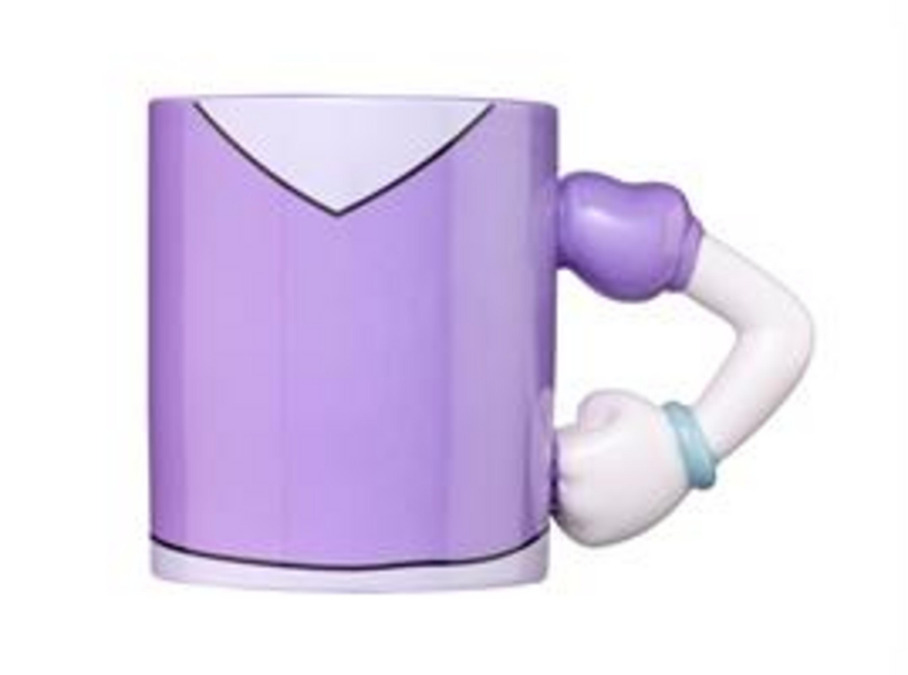 Eine lavendelfarbene Tasse mit einem weißen Kragen und einem weißen Griff in Form eines Arms.