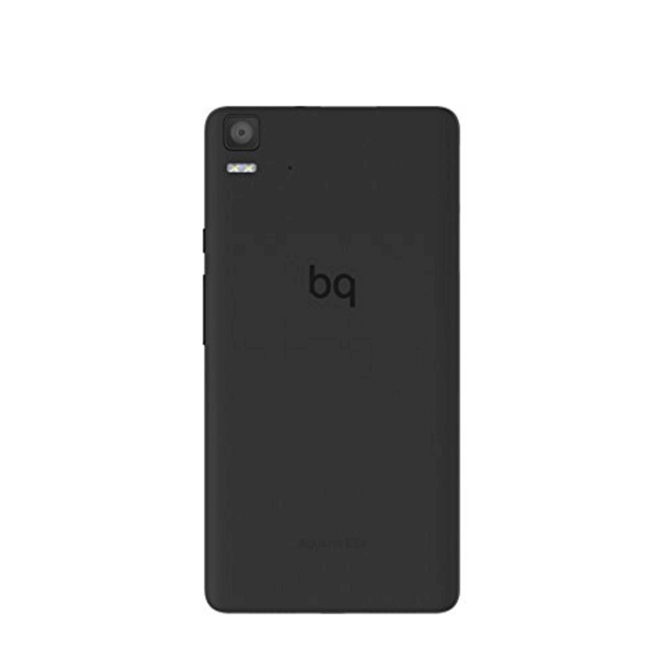 Rückseite eines schwarzen Smartphones mit Kamera und Blitz.