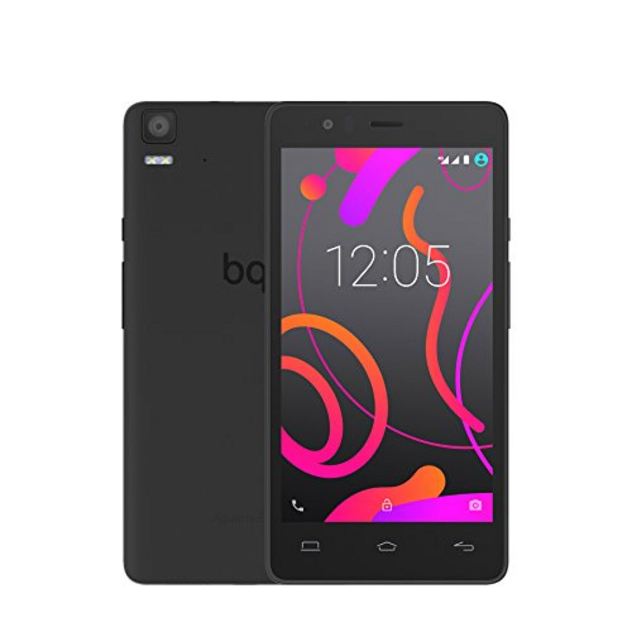 Zwei schwarze Smartphones nebeneinander, eines mit buntem Bildschirm.