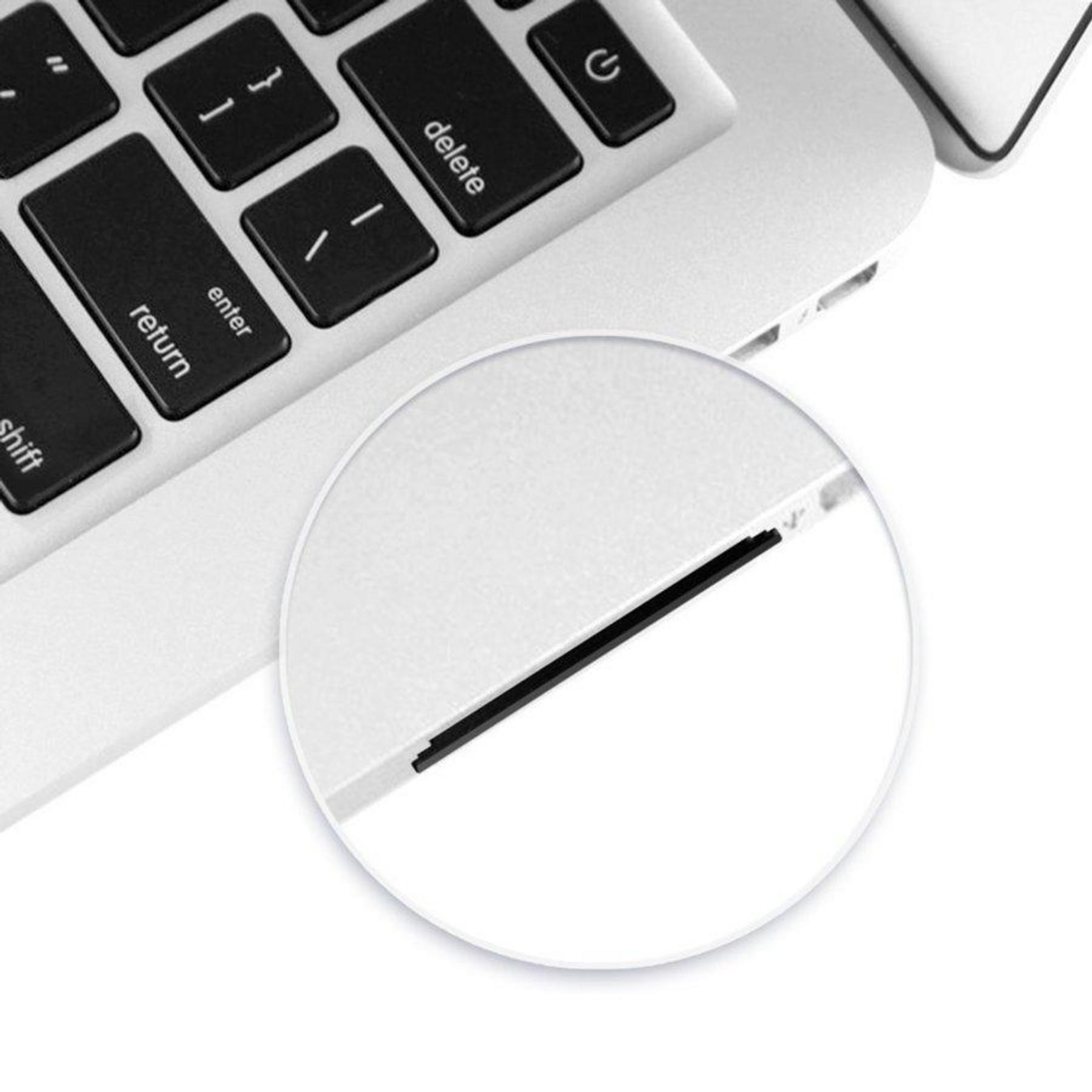 Primo piano di una tastiera per laptop bianca con tasti neri. Messa a fuoco sul tasto canc.