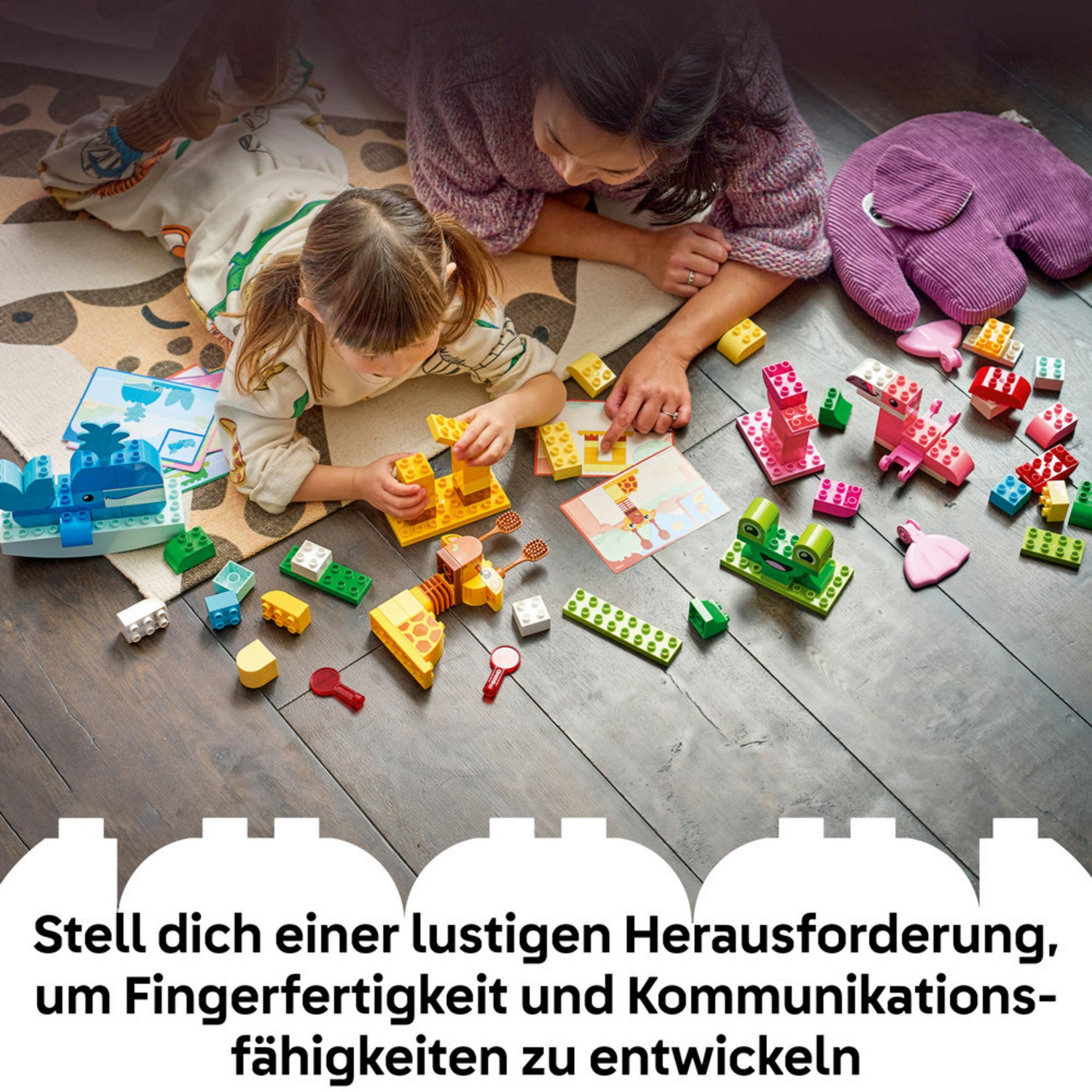 Madre e figlia costruiscono con mattoncini LEGO colorati sul pavimento.