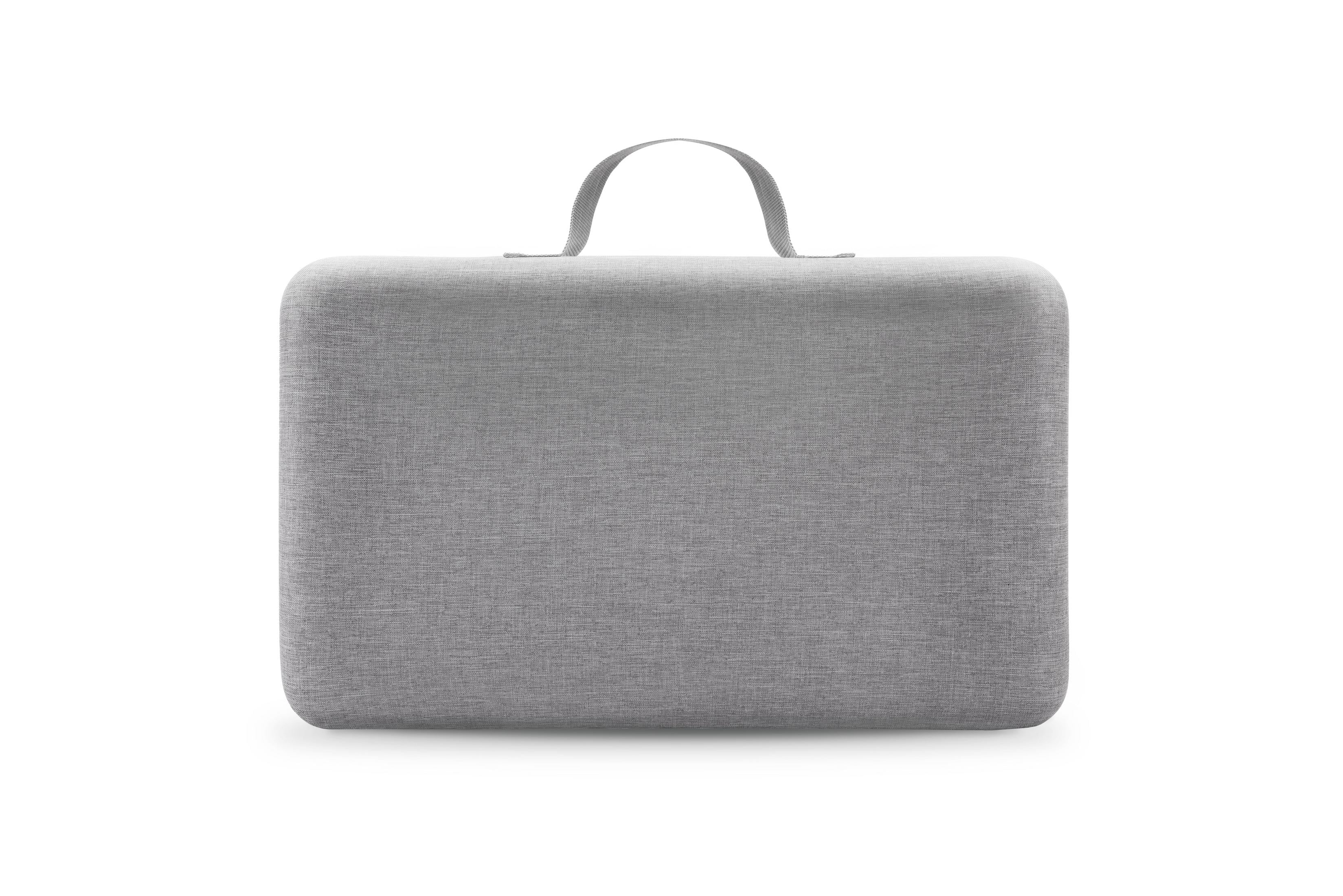 Una borsa in tessuto grigio con angoli arrotondati e un manico ad anello in alto.