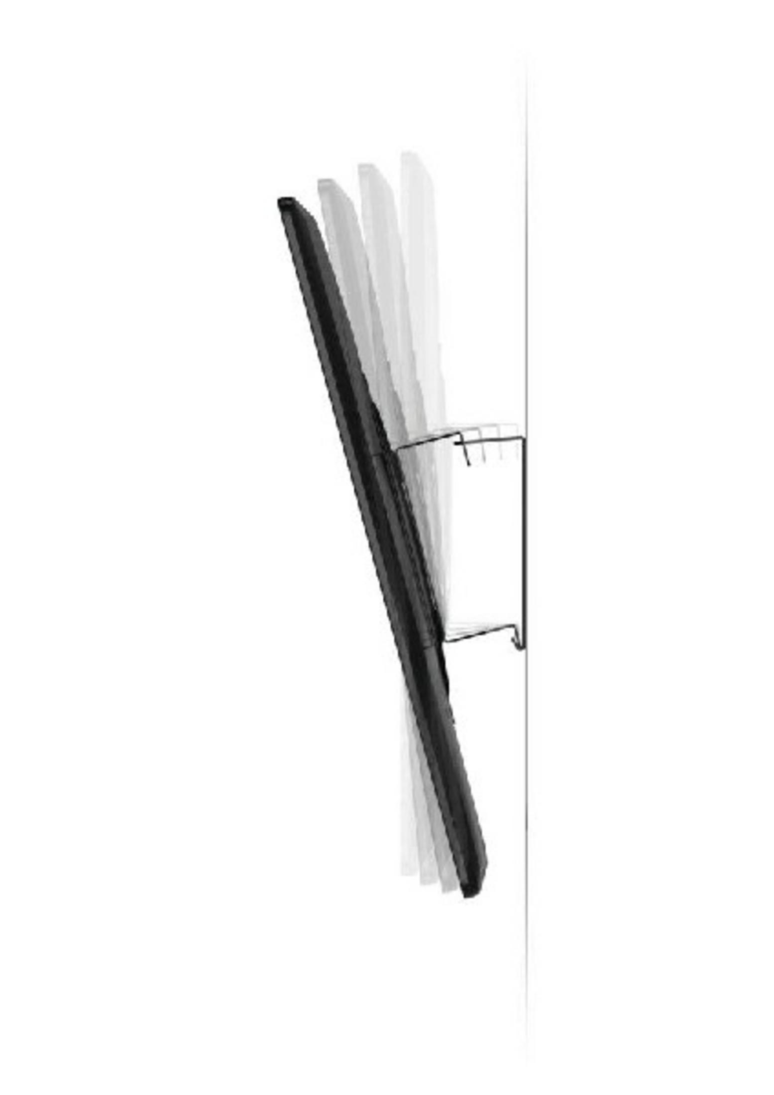 Un televisor negro está montado en un soporte de pared.