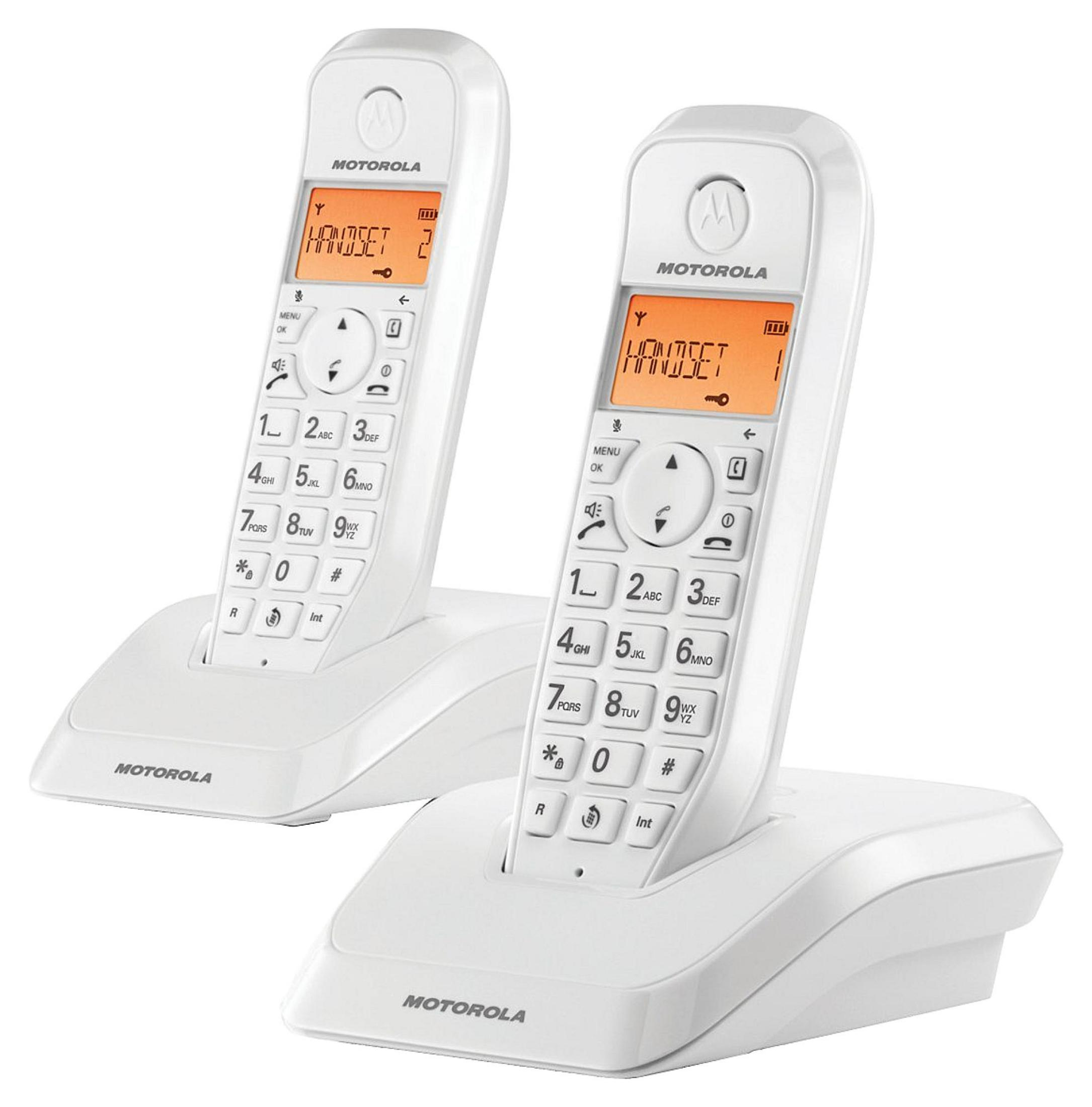 Due telefoni cordless Motorola bianchi su una base di ricarica.