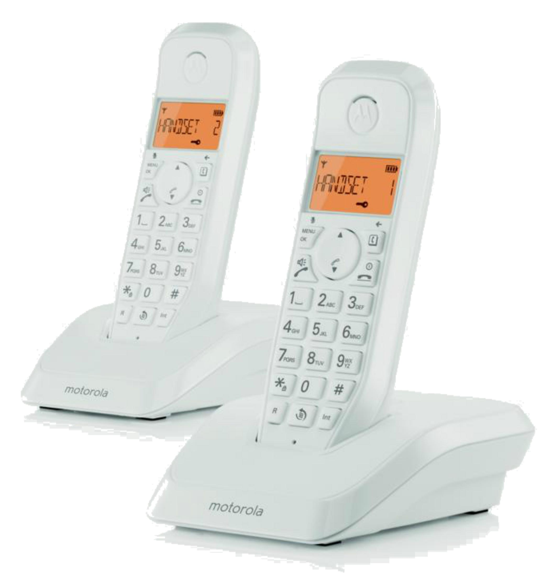 Due telefoni cordless Motorola bianchi su basi di ricarica.
