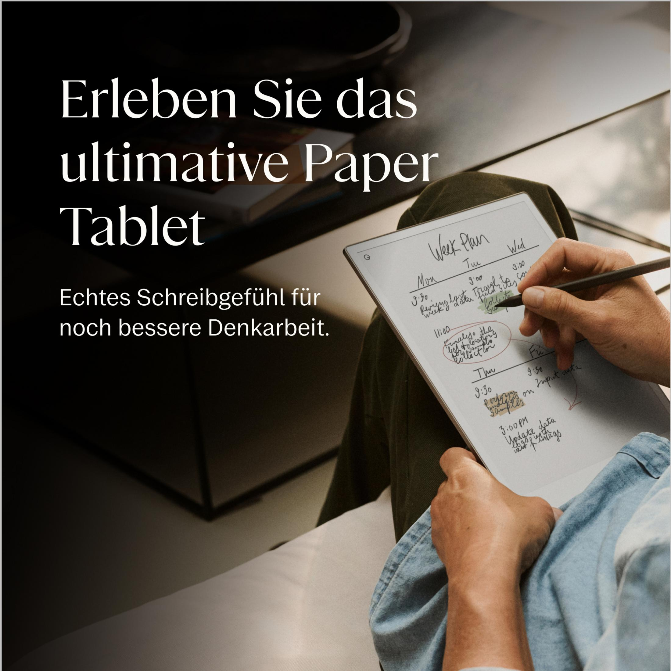 Bir kişi stylus ile haftalık plan gösteren bir tablete yazı yazıyor.