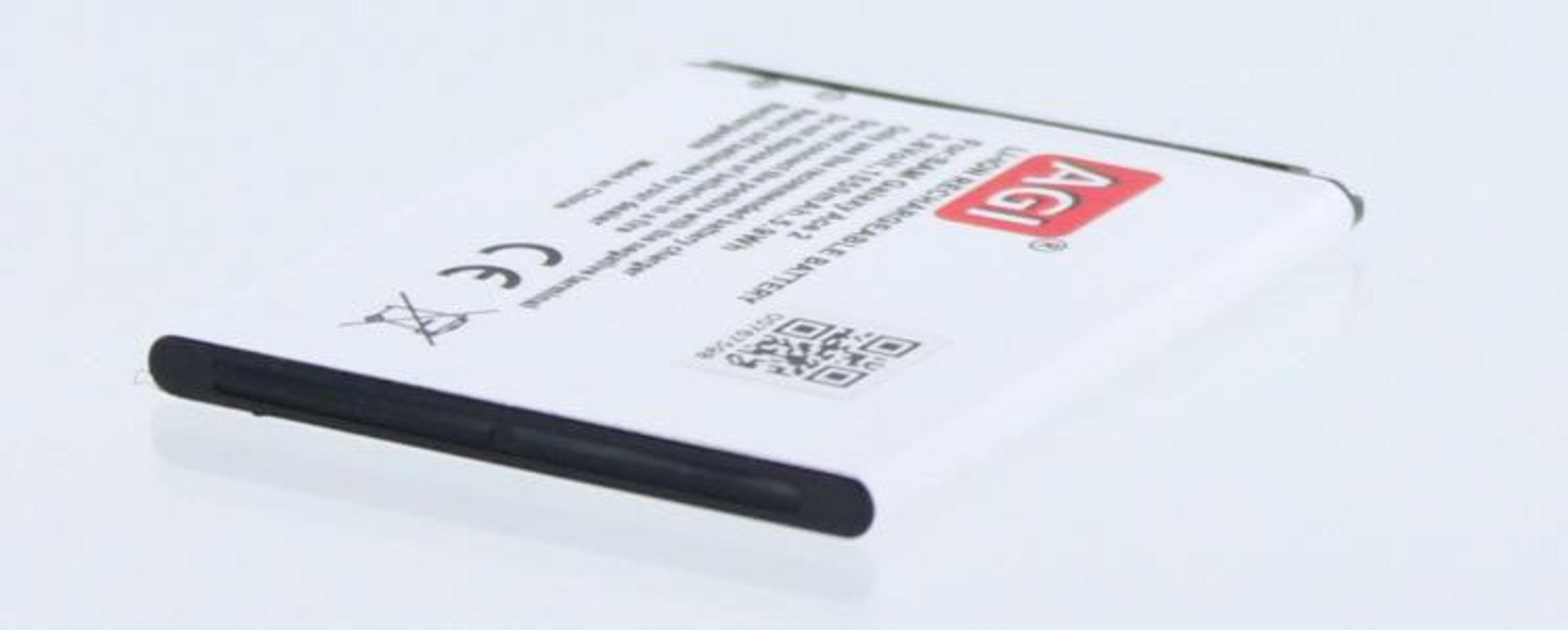 Weiße AGI-Akku mit QR-Code und CE-Zeichen auf weißem Hintergrund.