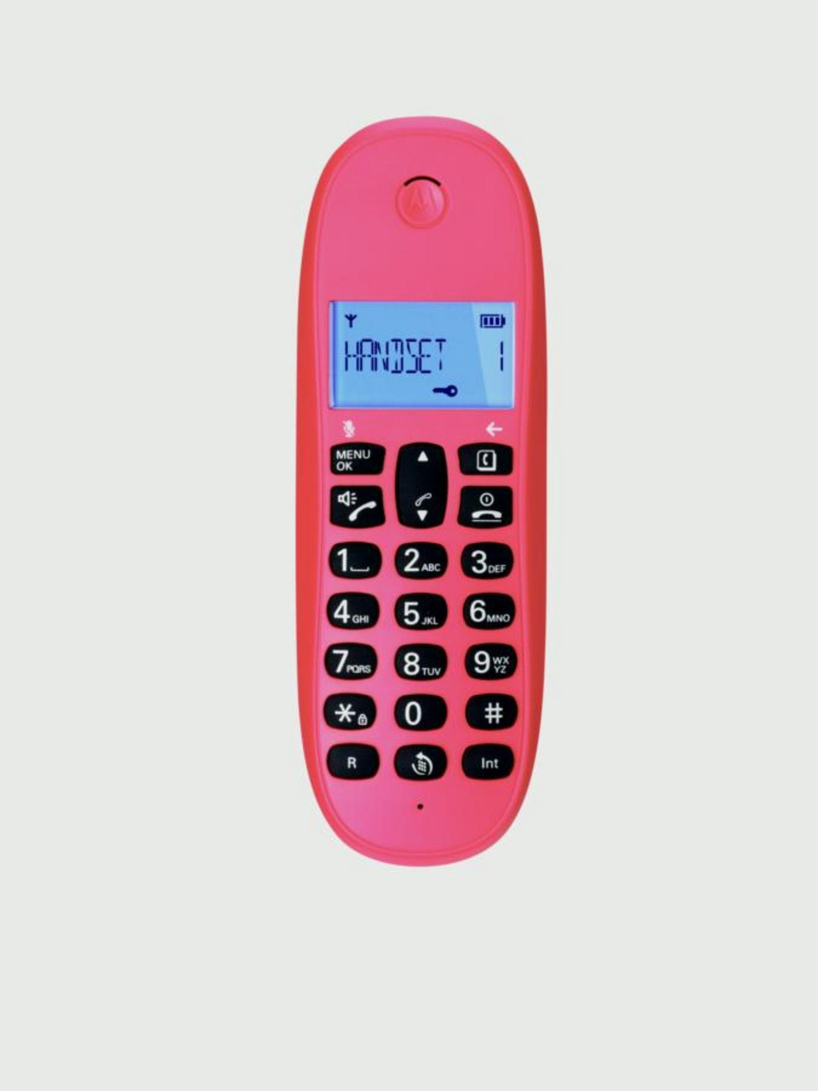 Un telefono cellulare rosa con schermo che mostra 'HANDSET' e tasti numerici.