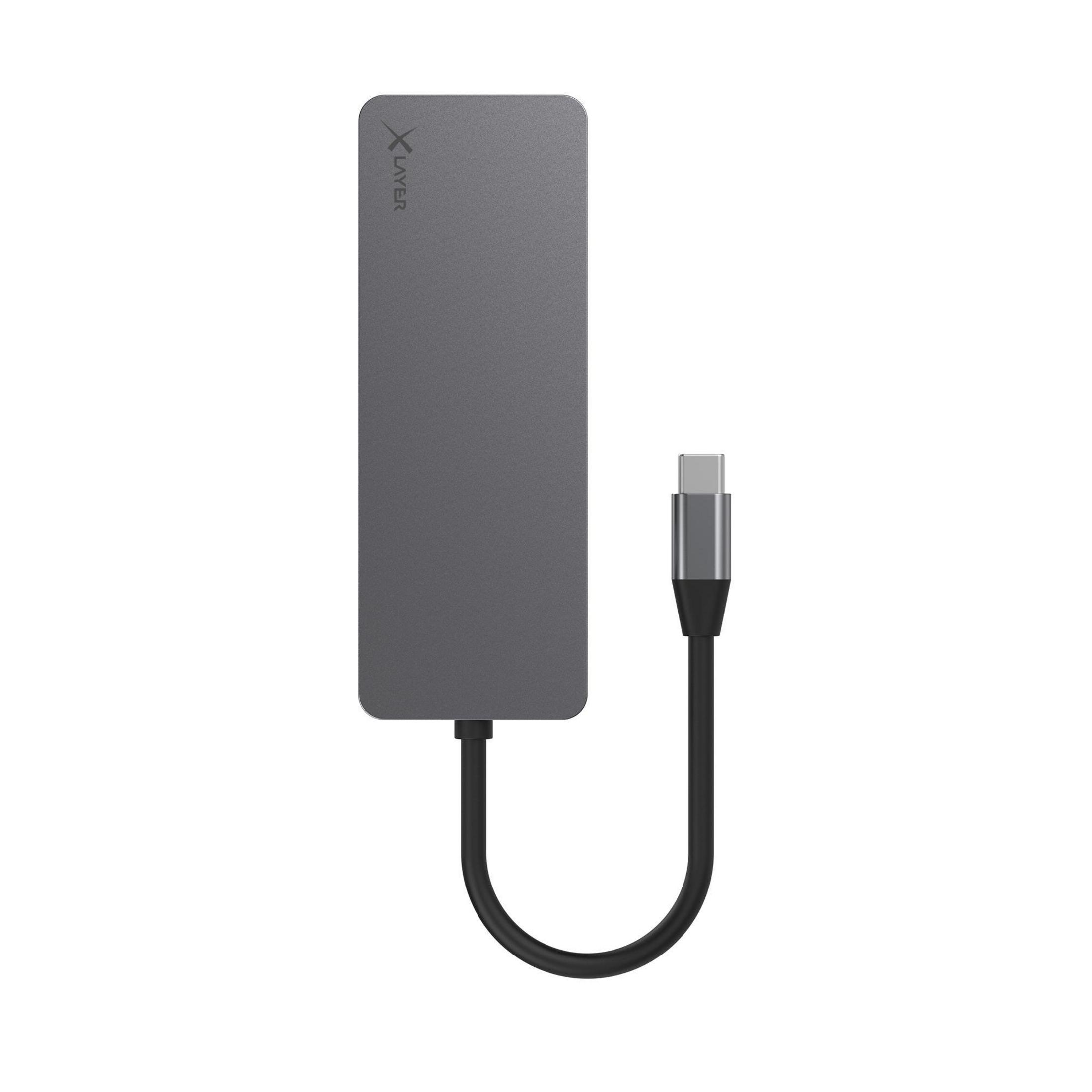 Graues USB-C-Hub mit Kabel, das XLayer-Logo ist oben links.